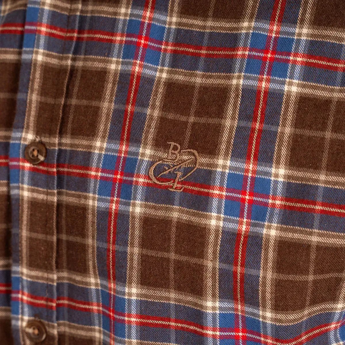 Chemise homme marron à manches longues et motif à carreaux en flanelle (zoom broderie)
