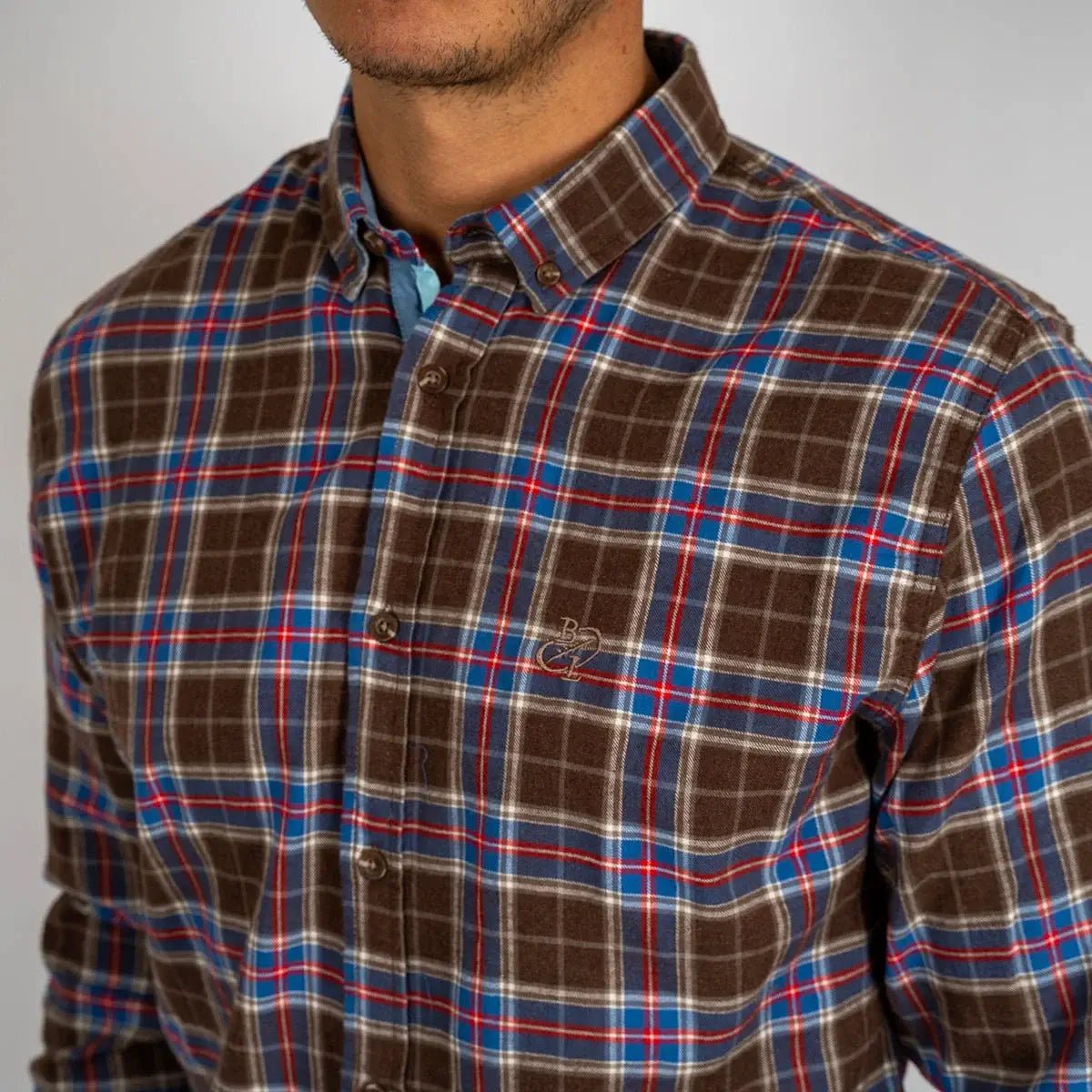 Chemise homme marron à manches longues et motif à carreaux en flanelle (zoom poitrine)