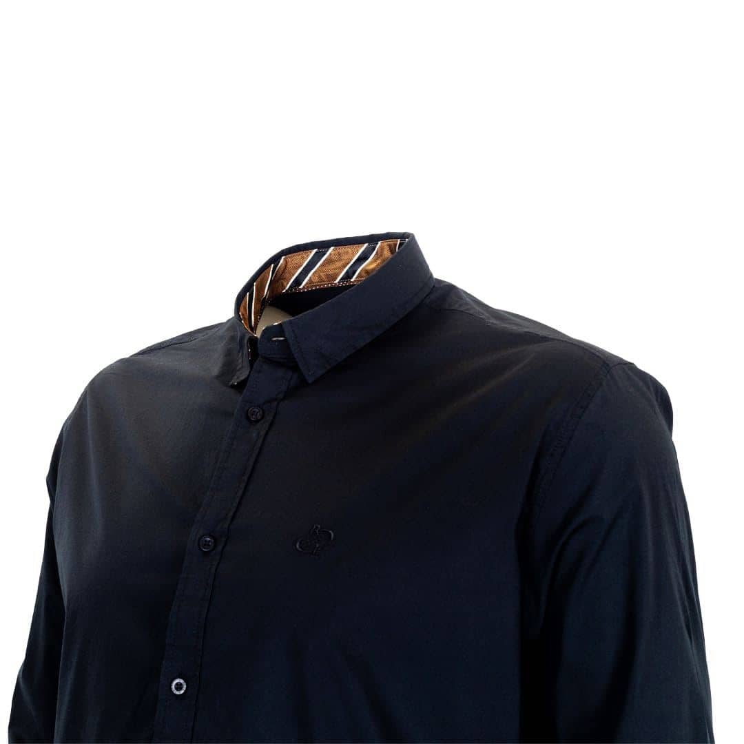 Chemise homme noire en popline à manches longues (zoom col et poitrine)