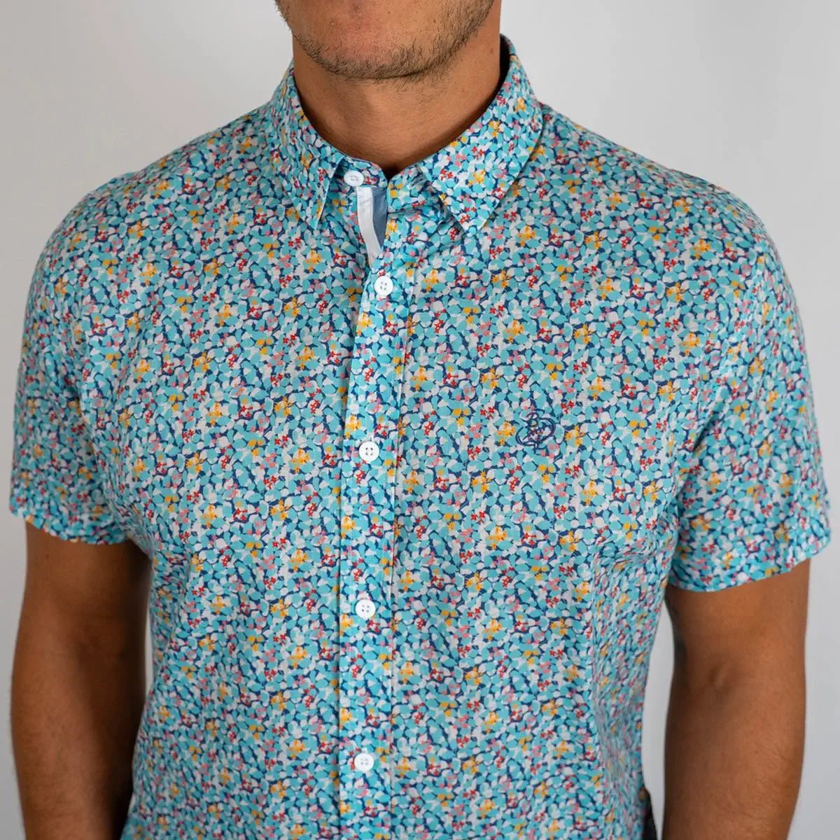 Chemisette fleurie turquoise pour Homme Blacks Legend (zoom poitrine)