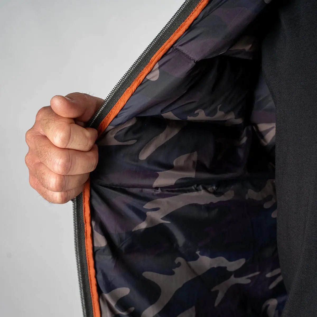 Doudoune à capuche noire doublure camouflage (vue de la doublure interieure)