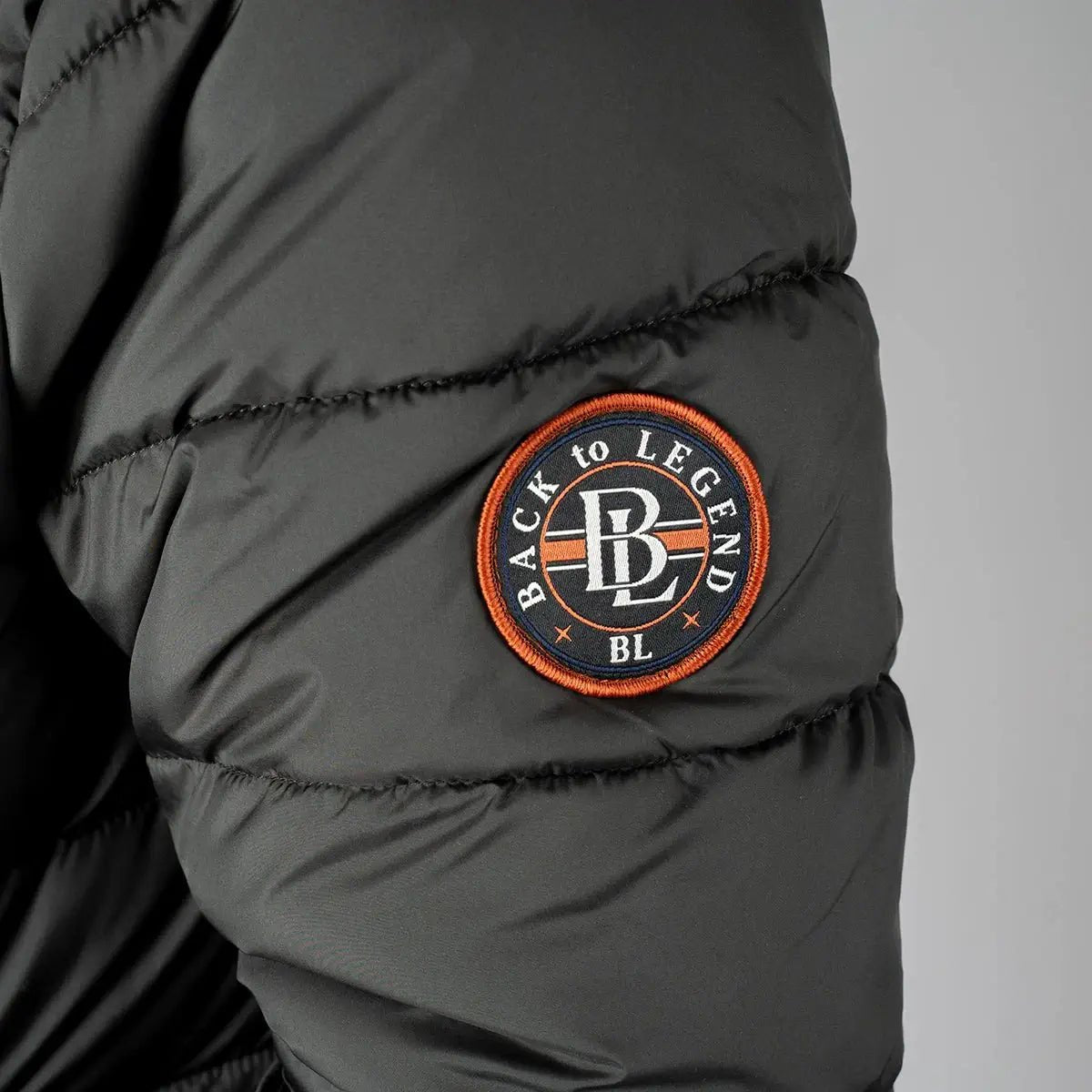 Doudoune à capuche noire doublure camouflage (zoom manche)