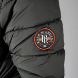 Doudoune à capuche noire doublure camouflage (zoom manche)