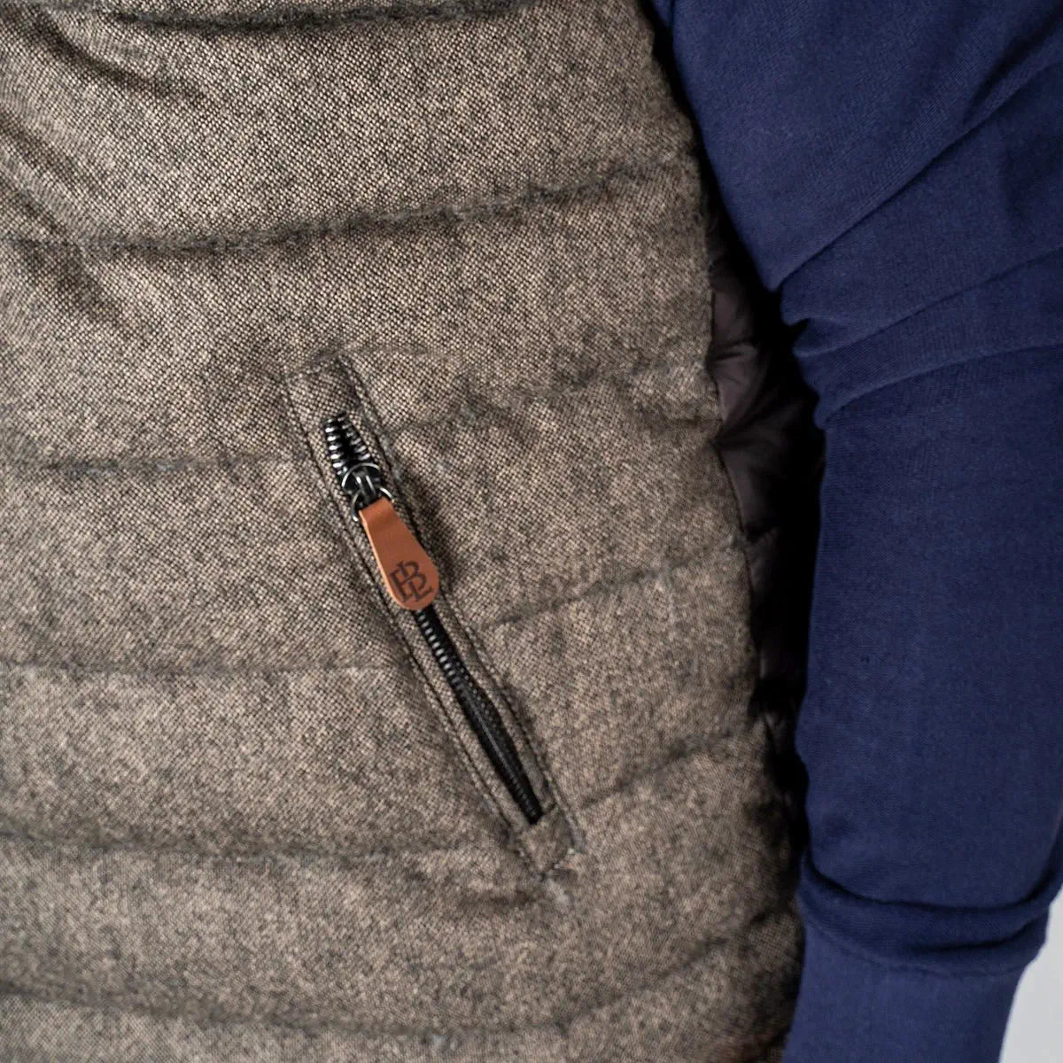 Doudoune à capuche sans manches bi-matière Blacks Legend (zoom sur la poche)