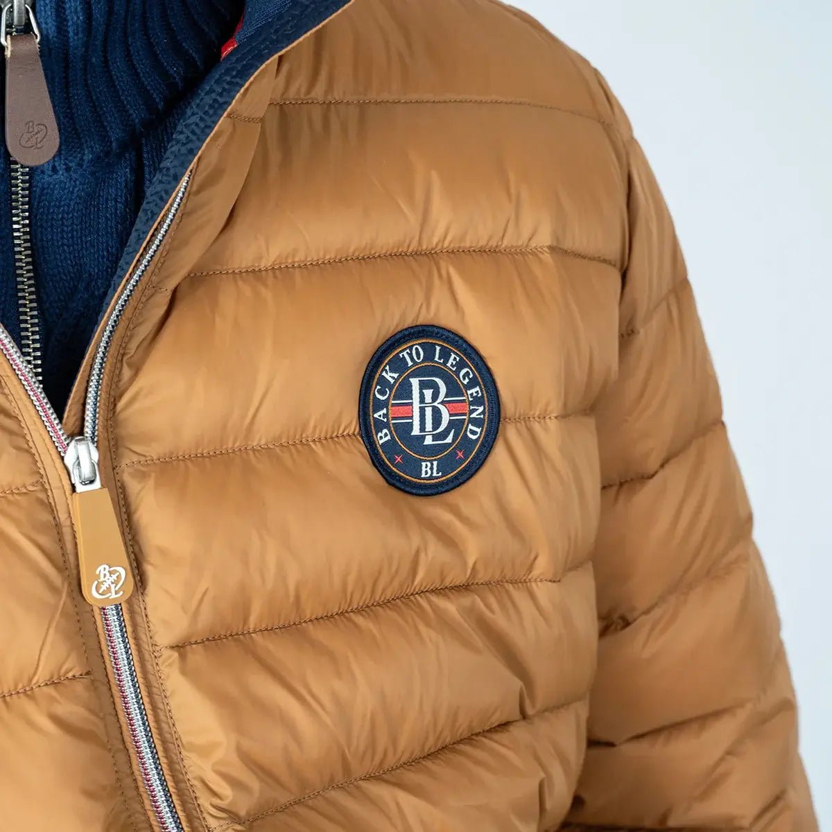 Doudoune doublée marron pour homme BACK to LEGEND (zoom badge poitrine)