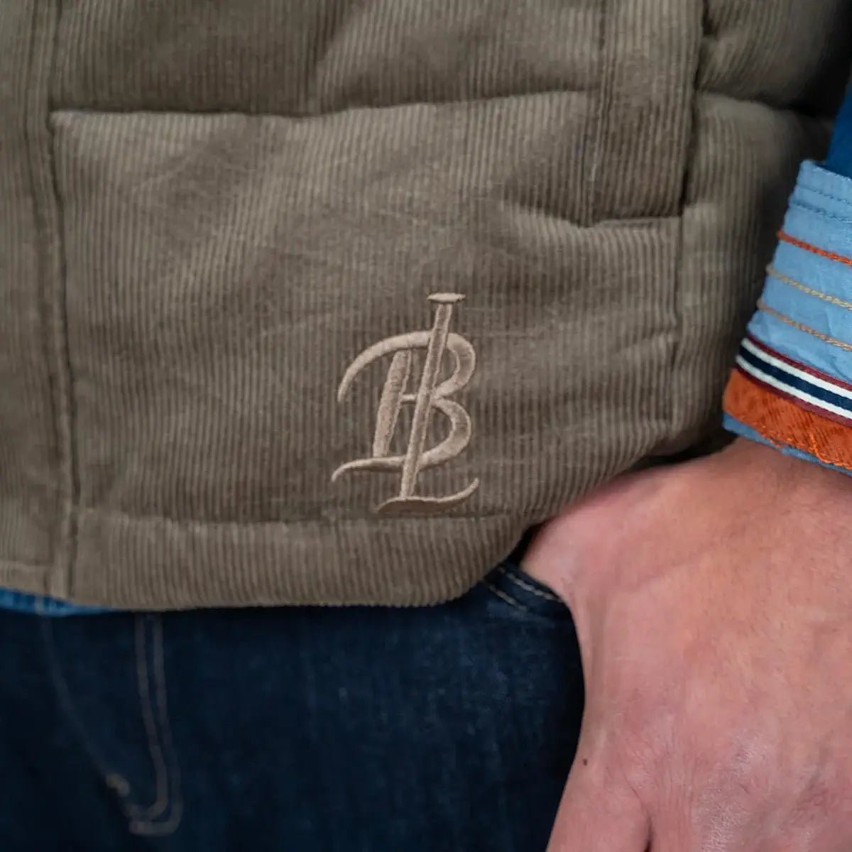 Doudoune sans manches bimatière marron - Back to Legend (zoom broderie signature)