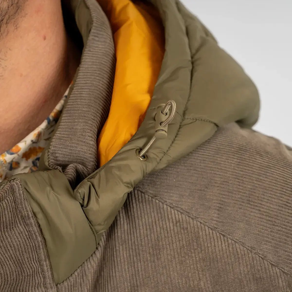 Doudoune sans manches bimatière marron  Back to Legend (zoom cordon de serrage capuche)