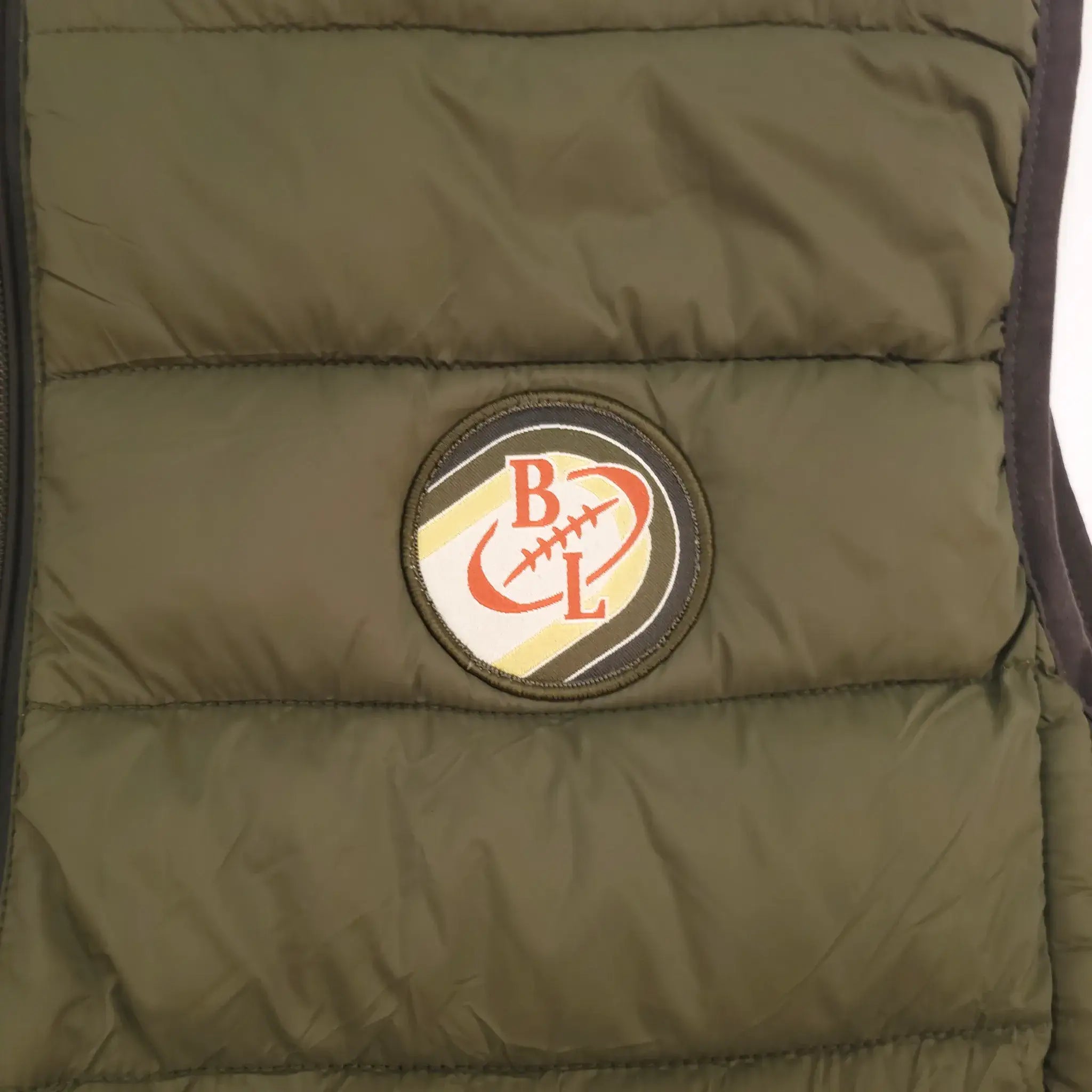 Doudoune sans manches kaki pour homme BACK TO LEGEND (zoom blason brodé sur la poitrine)