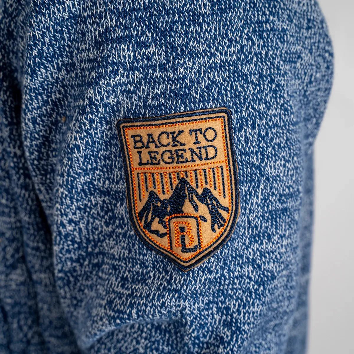 Gilet full zip torsadé bleu BACK to LEGEND en coton et cachemire (zoom badge en feutrine)