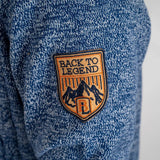 Gilet full zip torsadé bleu BACK to LEGEND en coton et cachemire (zoom badge en feutrine)