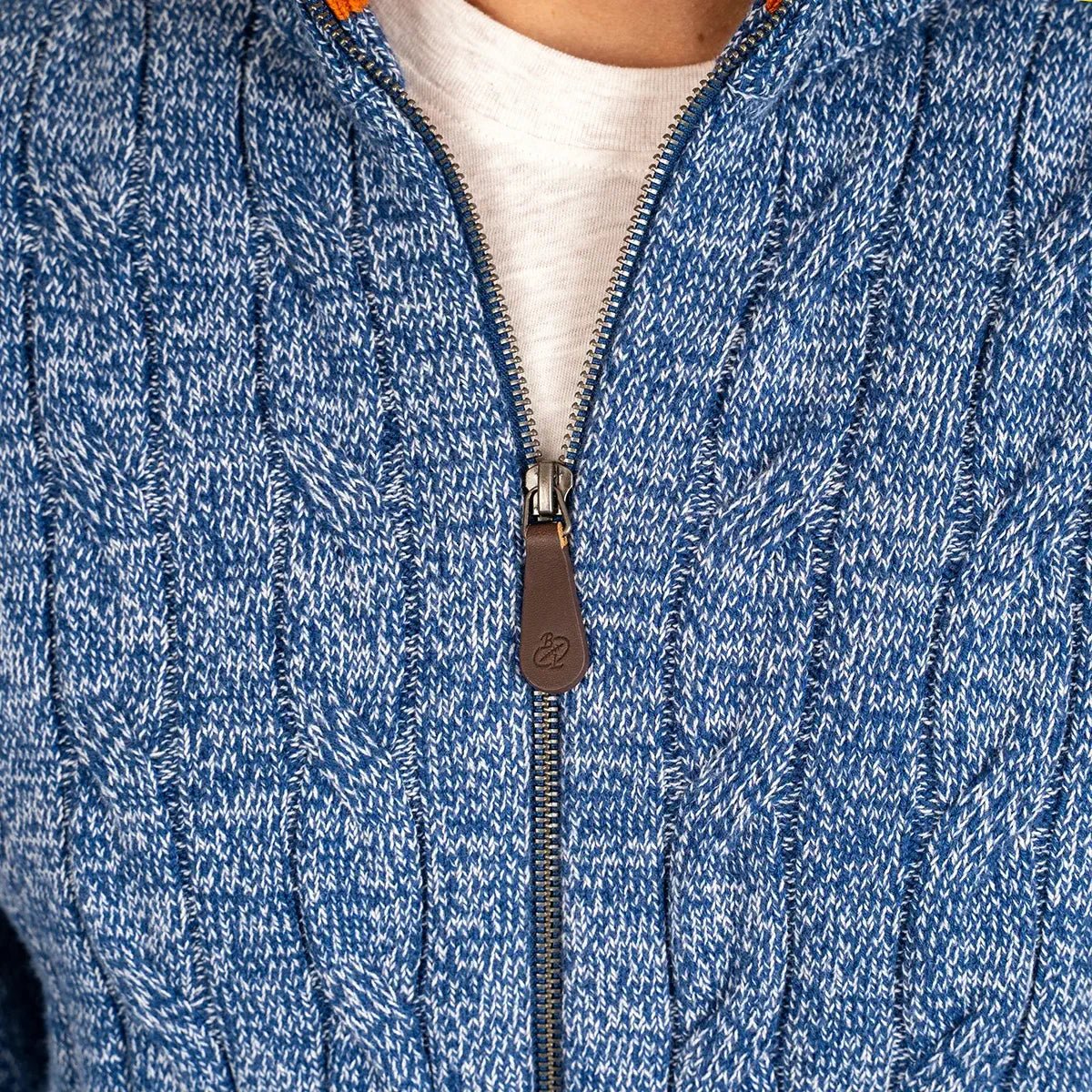 Gilet full zip torsadé bleu BACK to LEGEND en coton et cachemire (zoom fermeture)