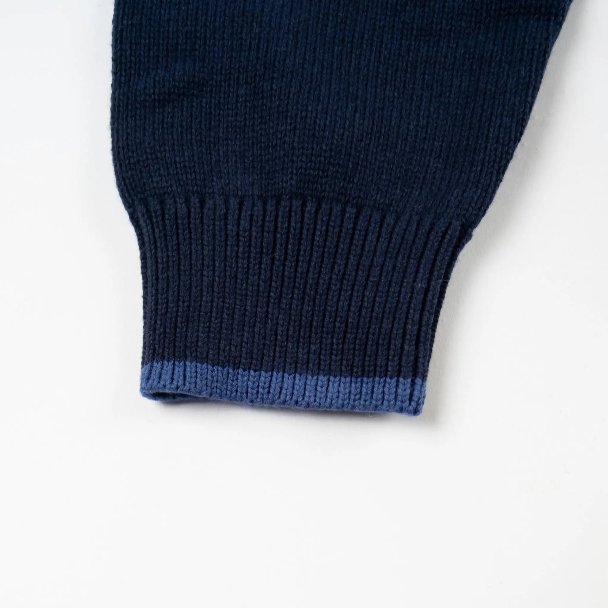 Gilet zippé bleu marine à maille torsadée BACK TO LEGEND (zoom bord de manche)
