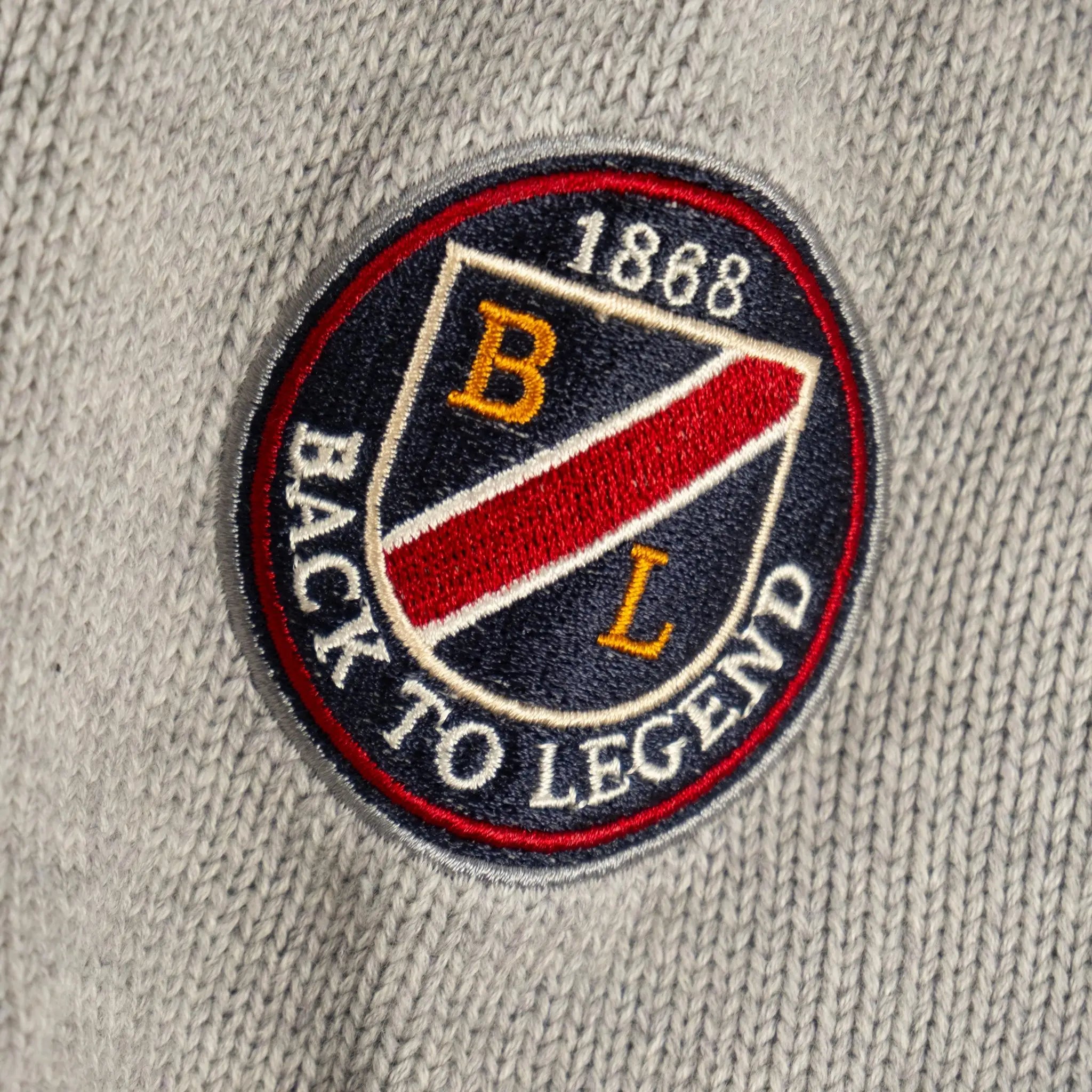 Gilet homme zippé gris chiné à maille torsadée BACK TO LEGEND (zoom badge brodé)