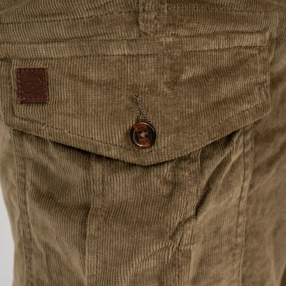 Pantalon cargo kaki en velours pour Homme Blacks Legend (zoom poche latérale)