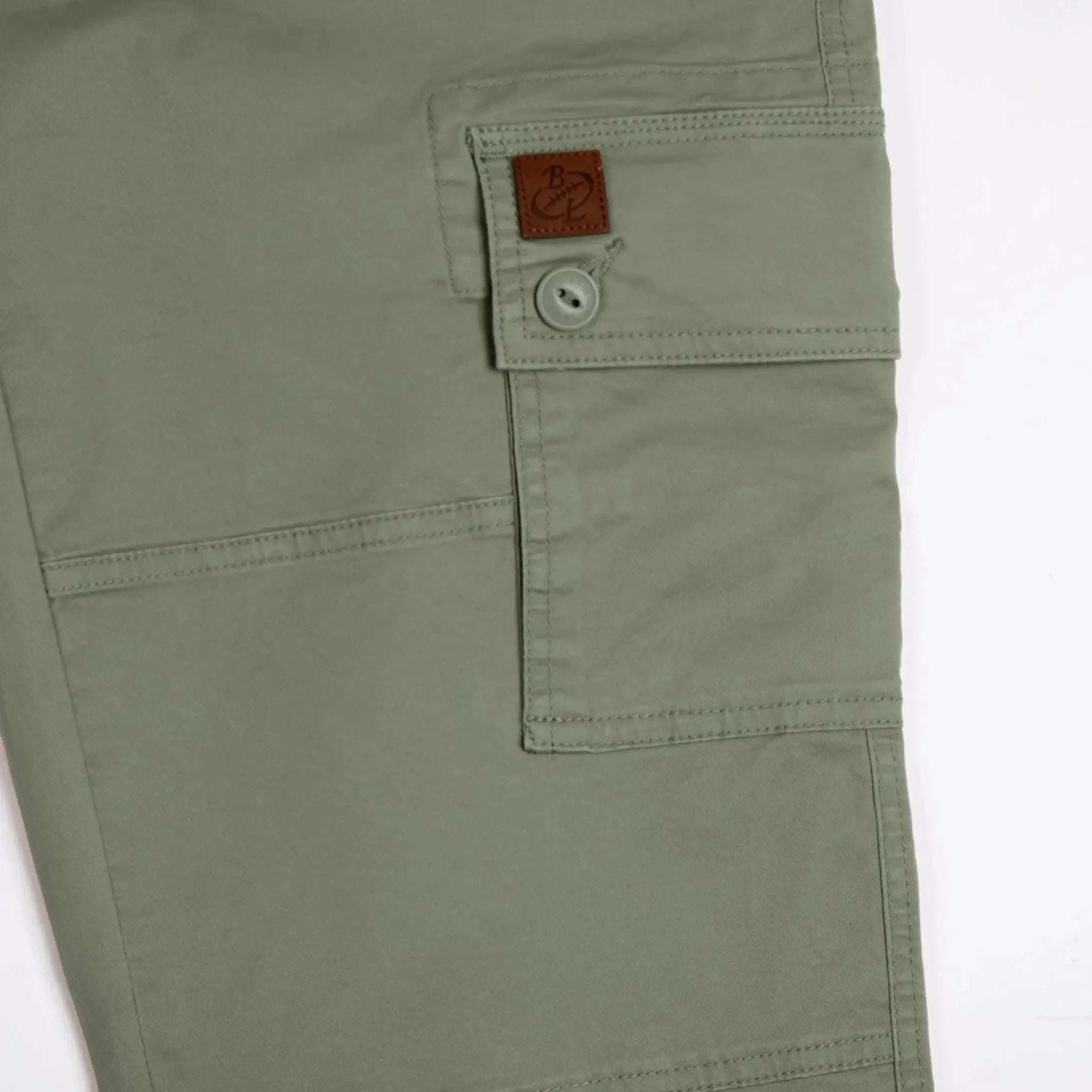 Pantalon cargo kaki pour homme en coton et élasthanne BACK to LEGEND (zoom sur la poche latérale)