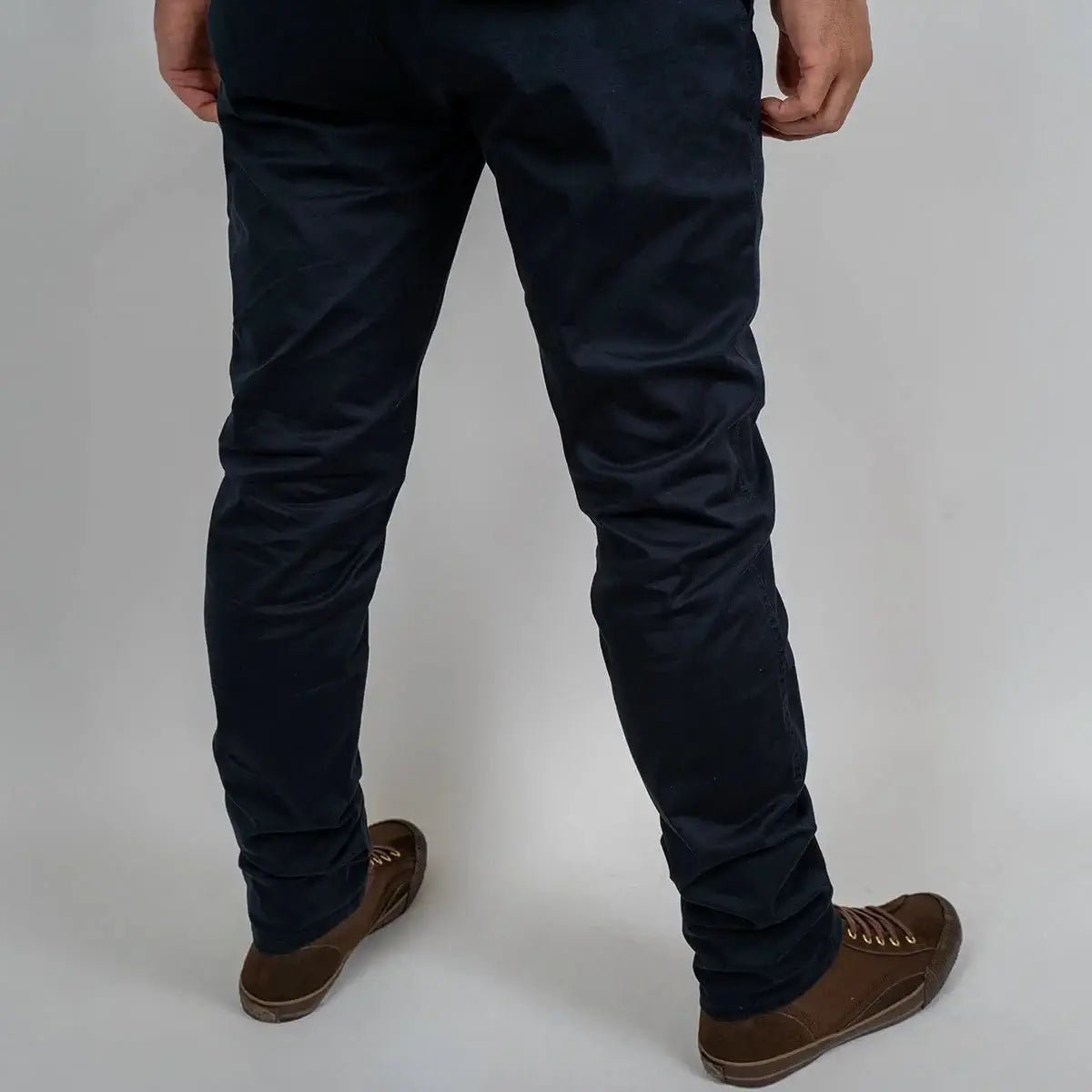 Pantalon chino homme bleu marine Blacks Legend (vue de dos)