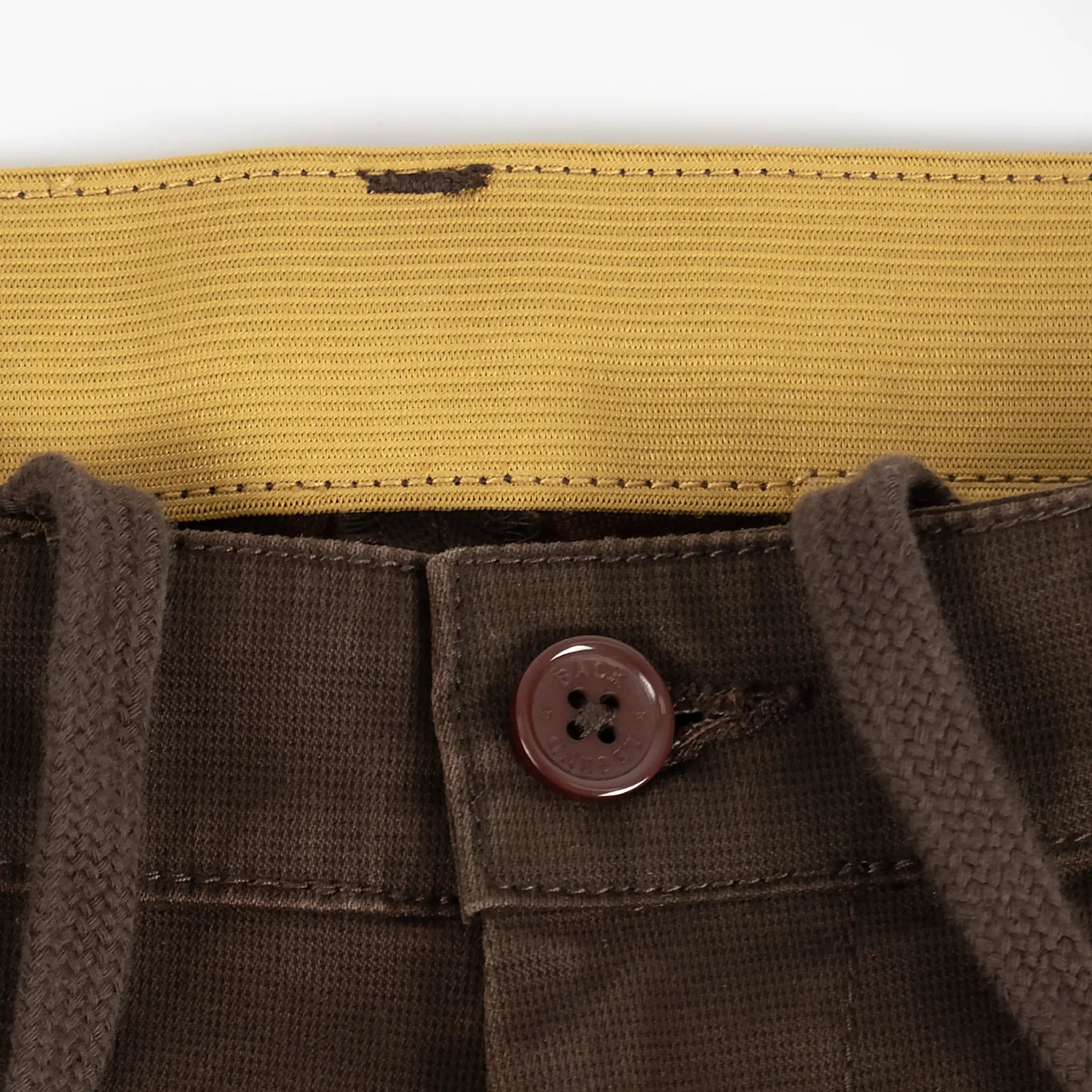 Pantalon chino homme marron foncé BACK TO LEGEND (zoom taille élastique)