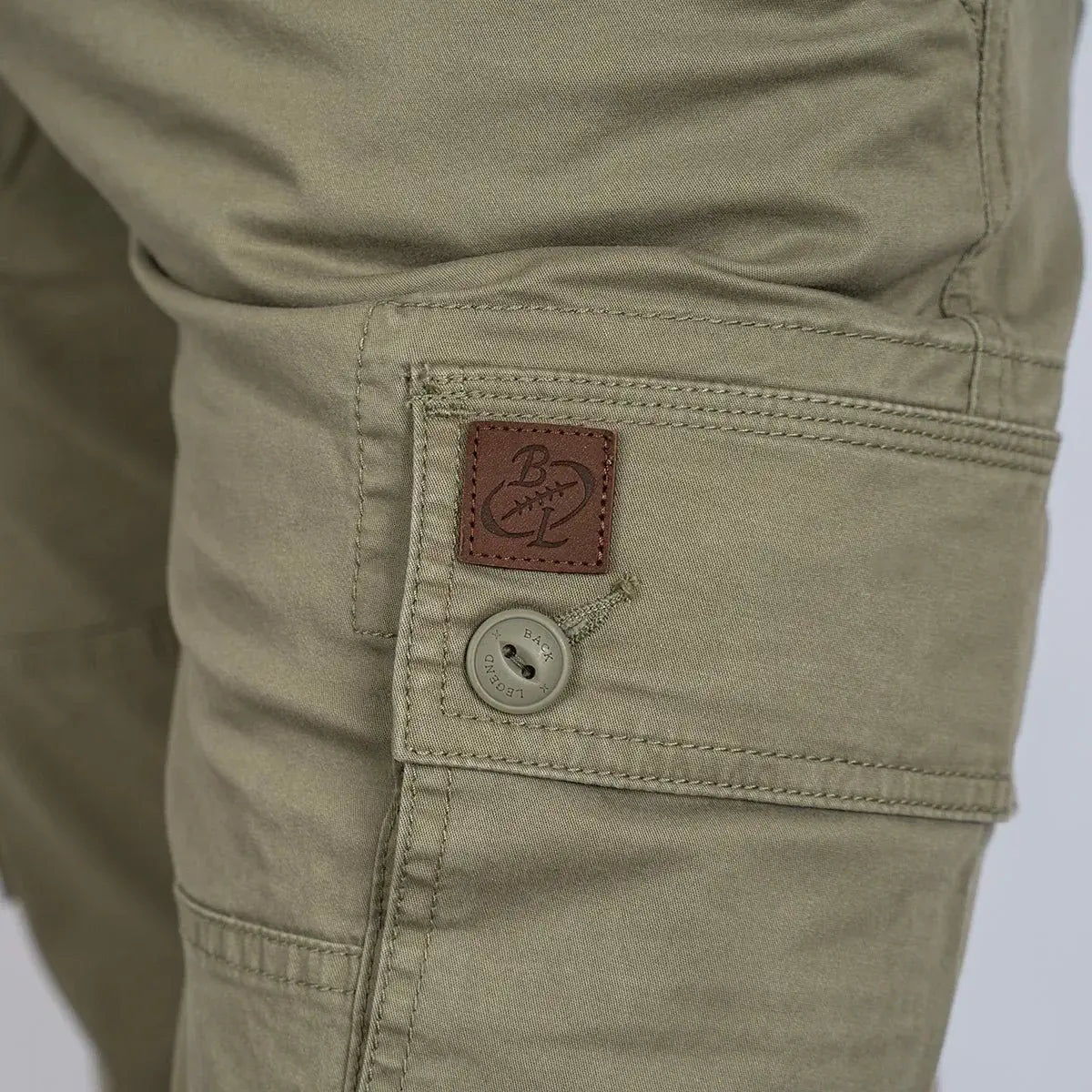 Pantalon cargo kaki pour homme BACK to LEGEND (zoom poche latérale)