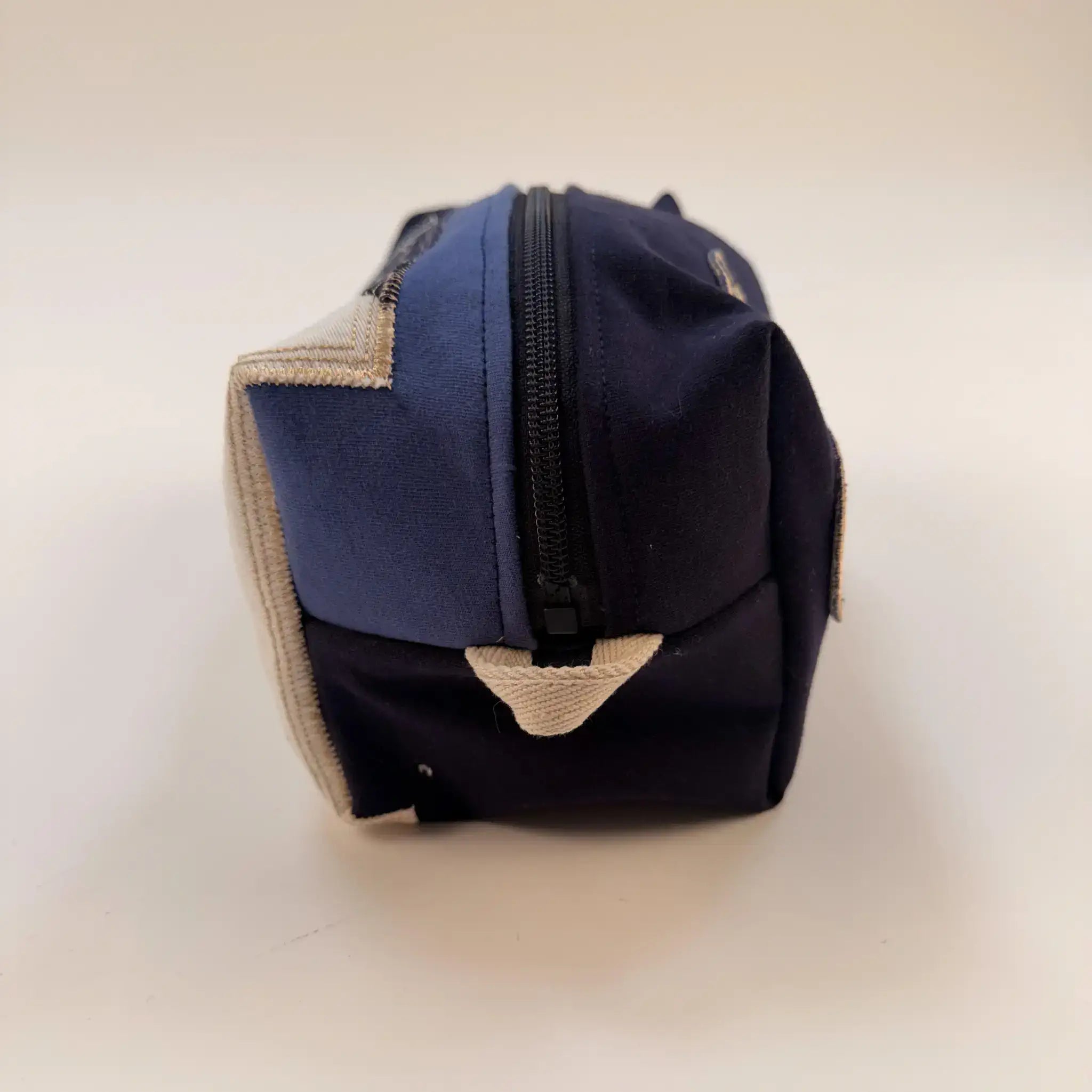 Pochette upcyclée multi nations Barbarians (vue de côté)
