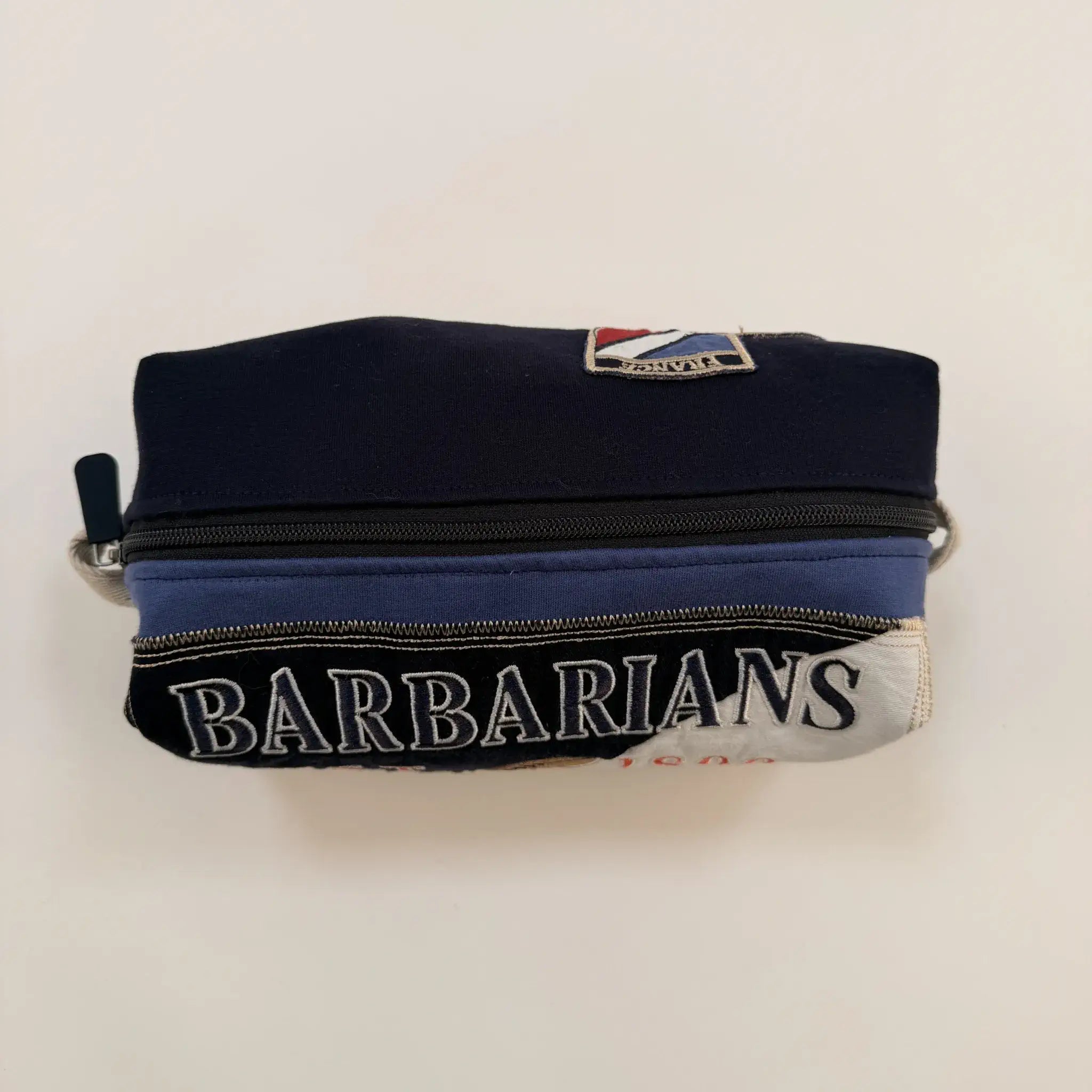 Pochette upcyclée multi nations Barbarians (vue de dessus + zip de fermeture)