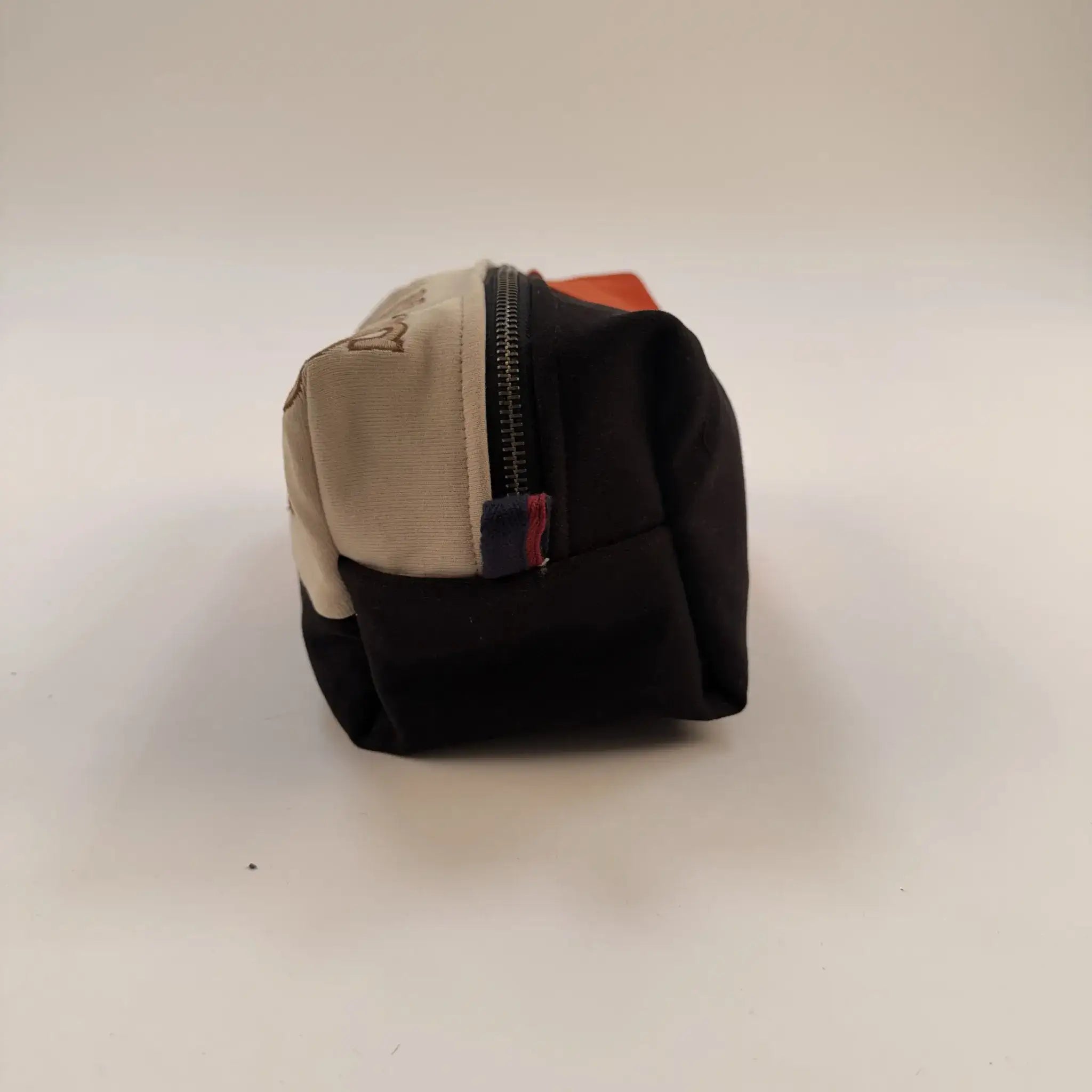Pochette multi usage upcyclée multicolore Barbarians (vue de côté)