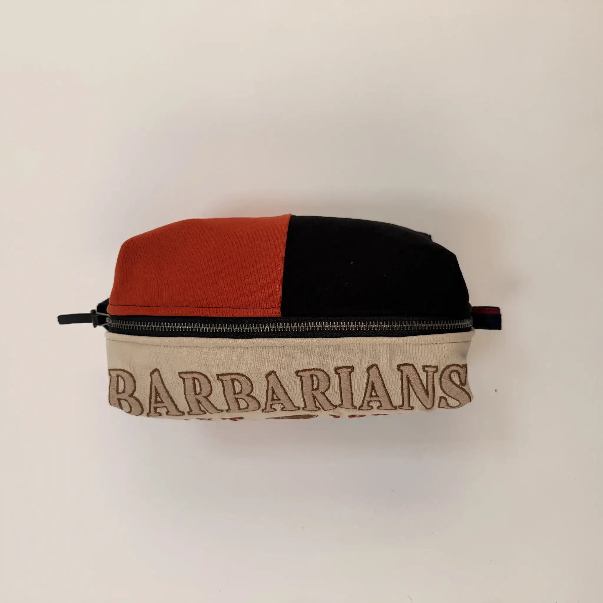 Pochette multi usage upcyclée multicolore Barbarians (vue de dessus + zip de fermeture)
