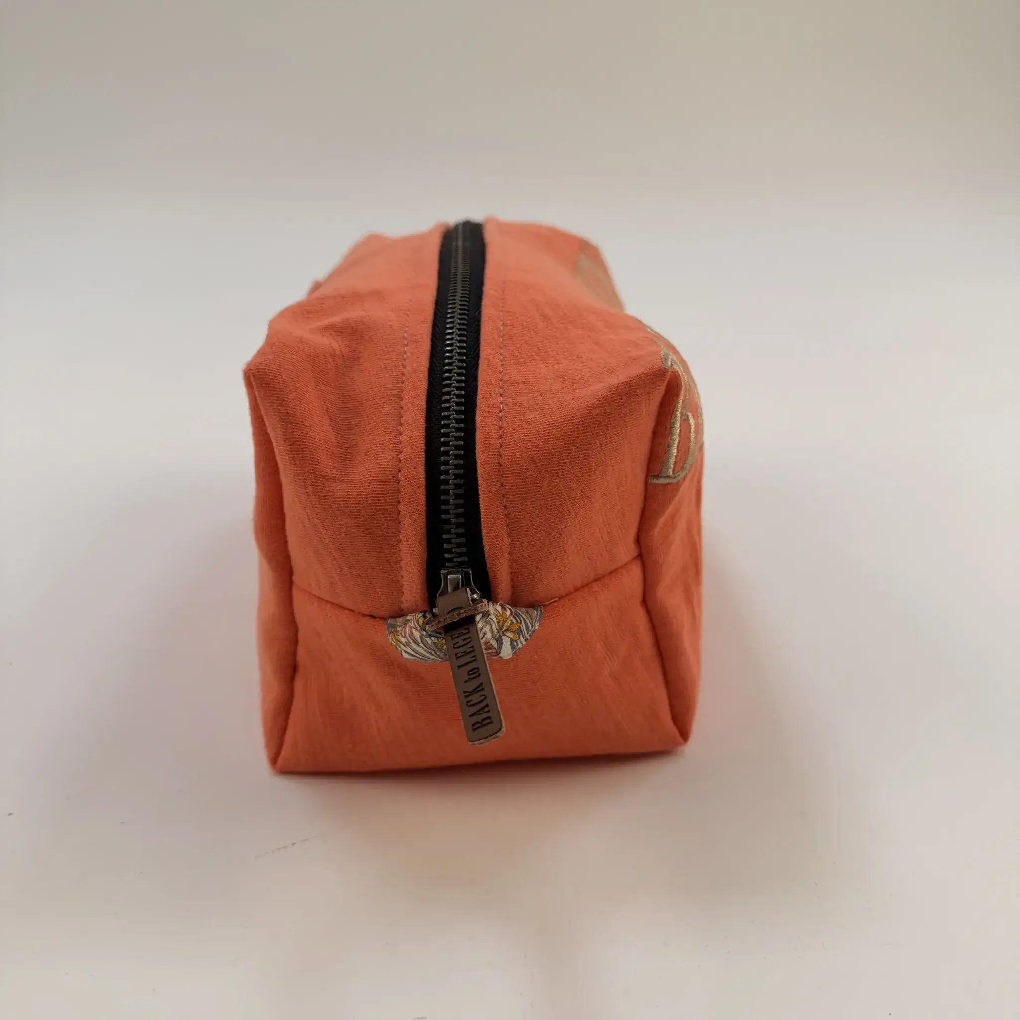 Pochette multi usage upcyclée orange BACK TO LEGEND (vue de côté)