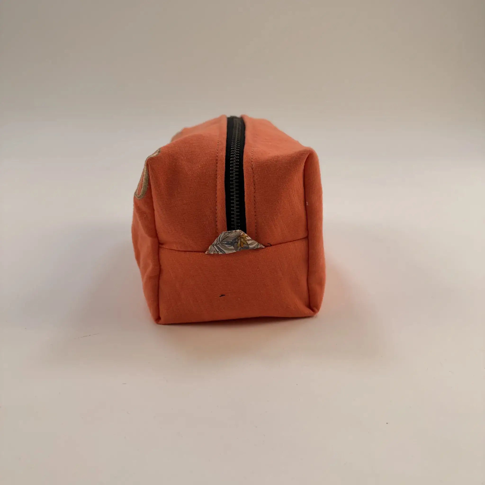 Pochette multi usage upcyclée orange BACK TO LEGEND (vue de côté)