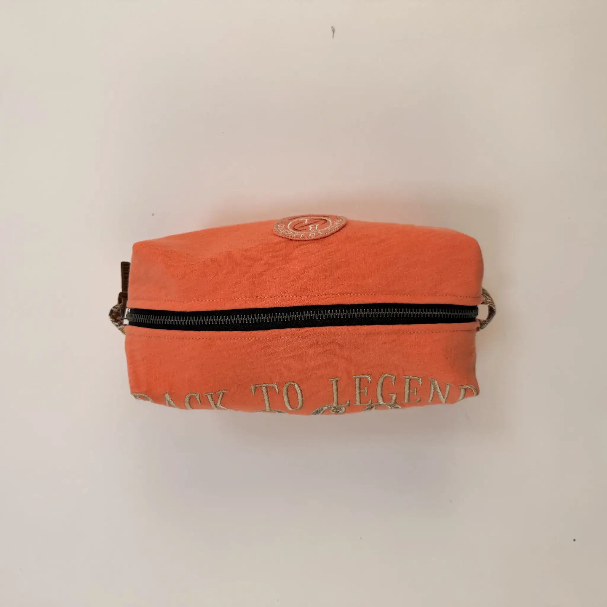 Pochette multi usage upcyclée orange BACK TO LEGEND (vue de dessus + zip de fermeture)