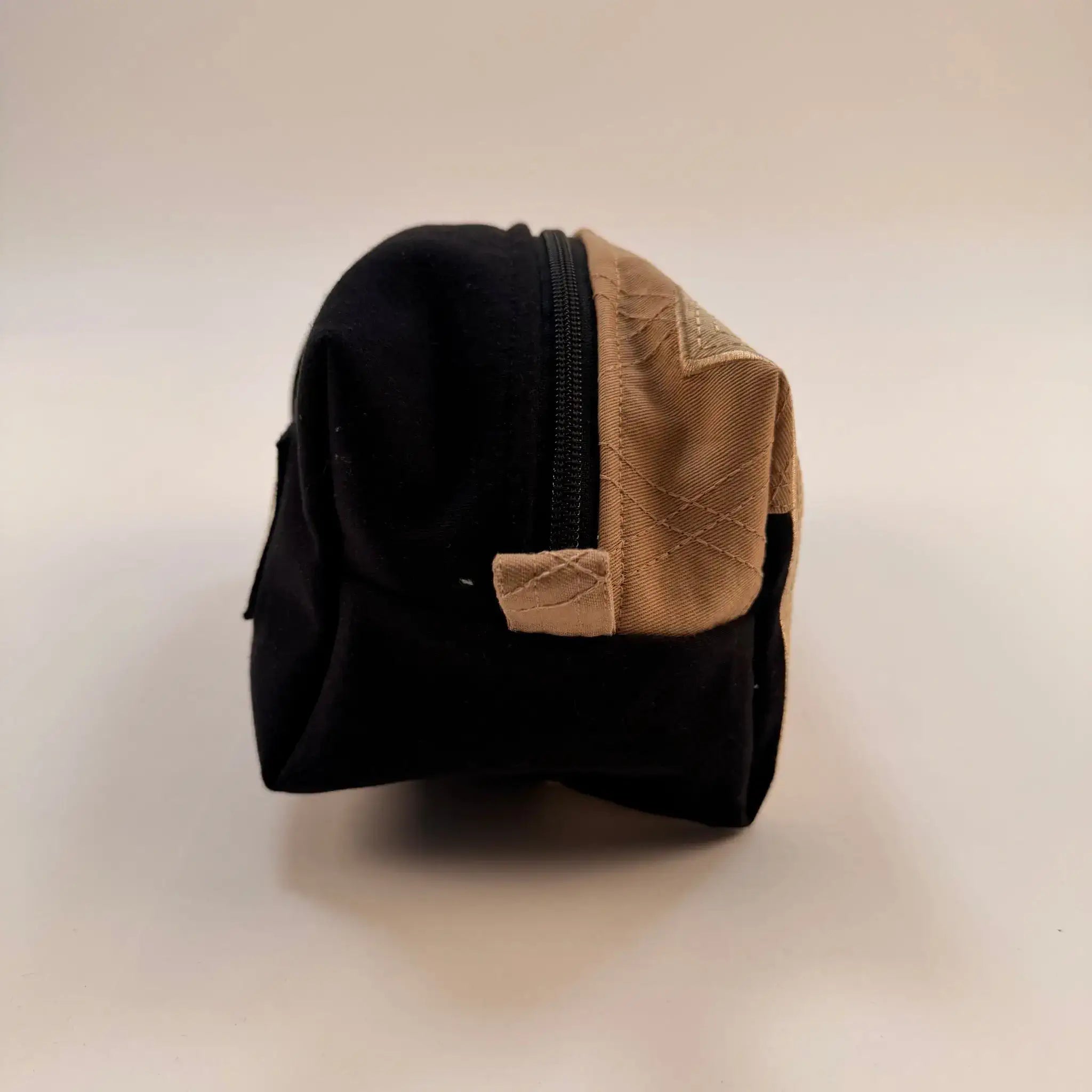 Pochette upcyclée multi-usage beige & noir Barbarians (vue de côtét)