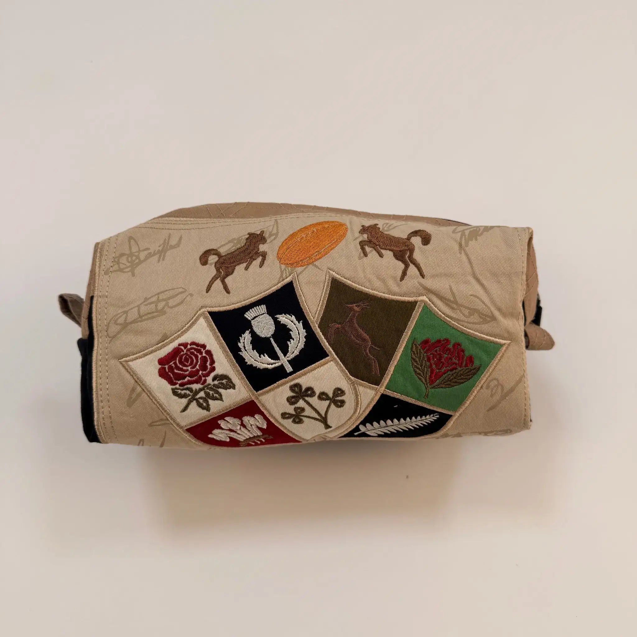 Pochette upcyclée multi-usage beige & noir Barbarians (face avant)