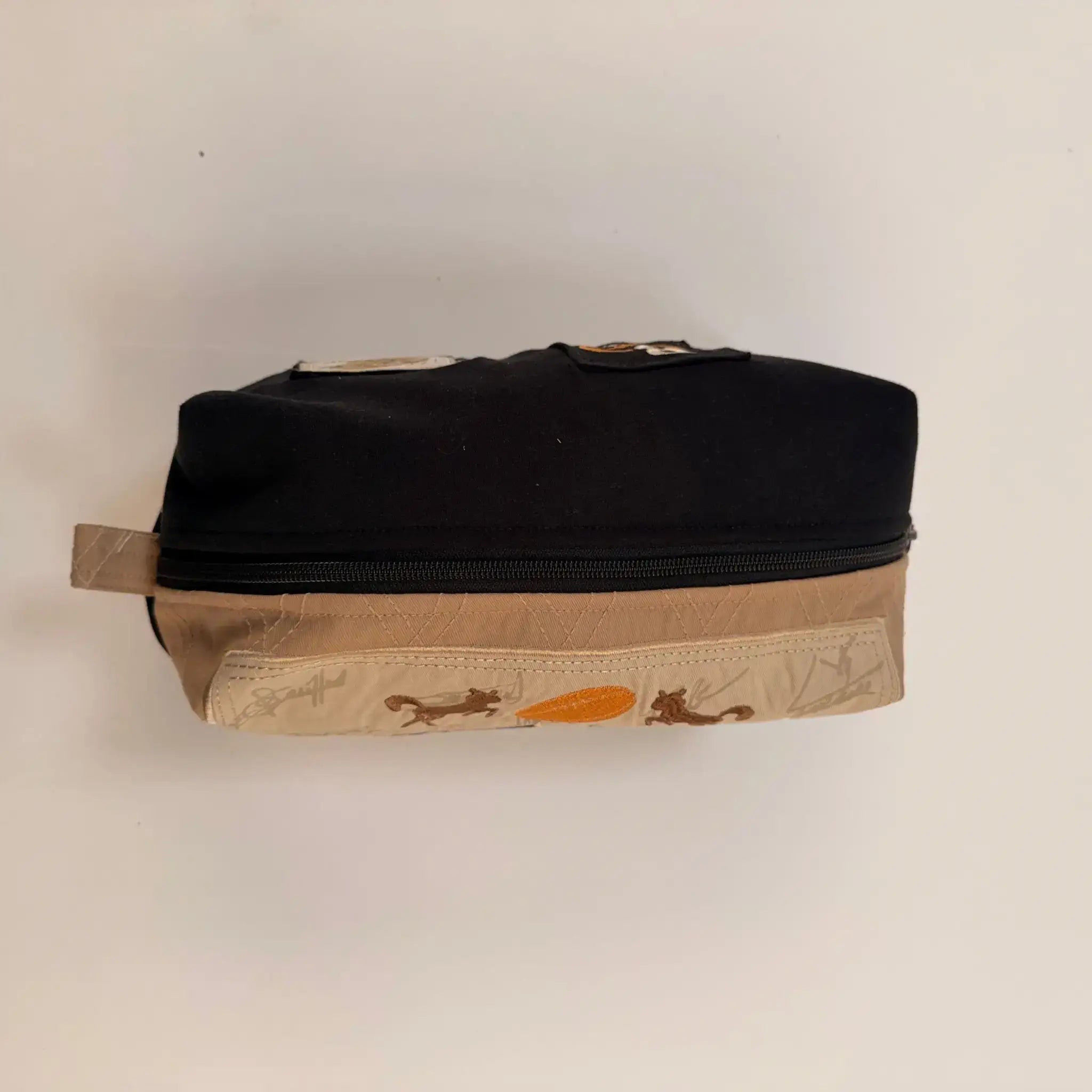 Pochette upcyclée multi-usage beige & noir Barbarians (vue de dessus + zip de fermeturet)