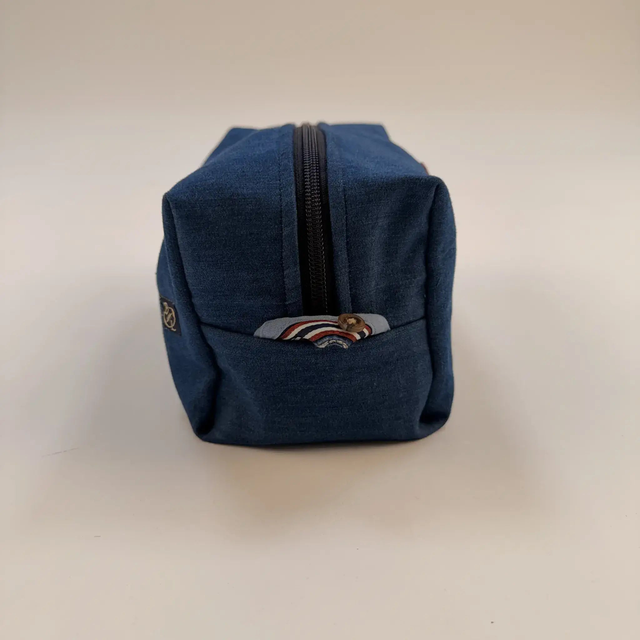 Pochette upcyclée multi usage en jean stone wash BACK TO LEGEND (vue de côté)