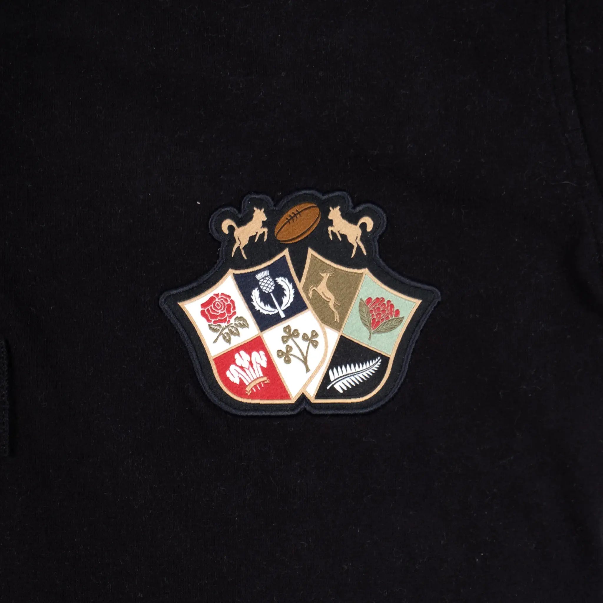 Polo Barbarians noir multi badge col contrasté BACK TO LEGEND (zoom écusson brodé)