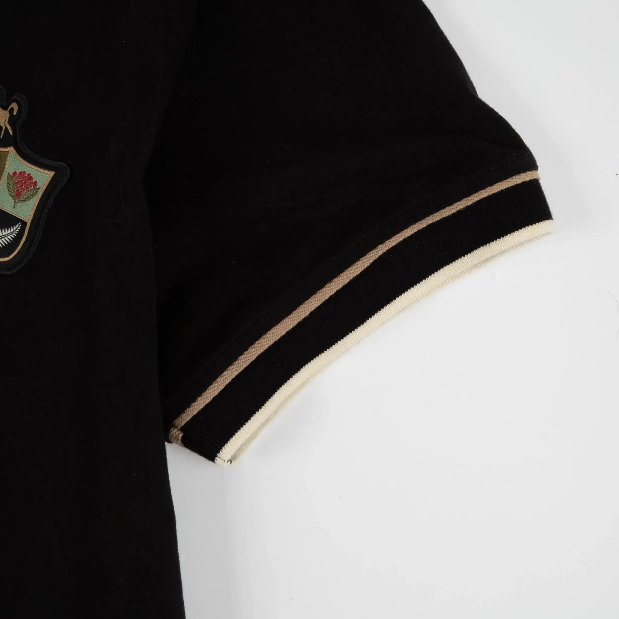 Polo Barbarians noir multi badge col contrasté BACK TO LEGEND (zoom bord de manche)
