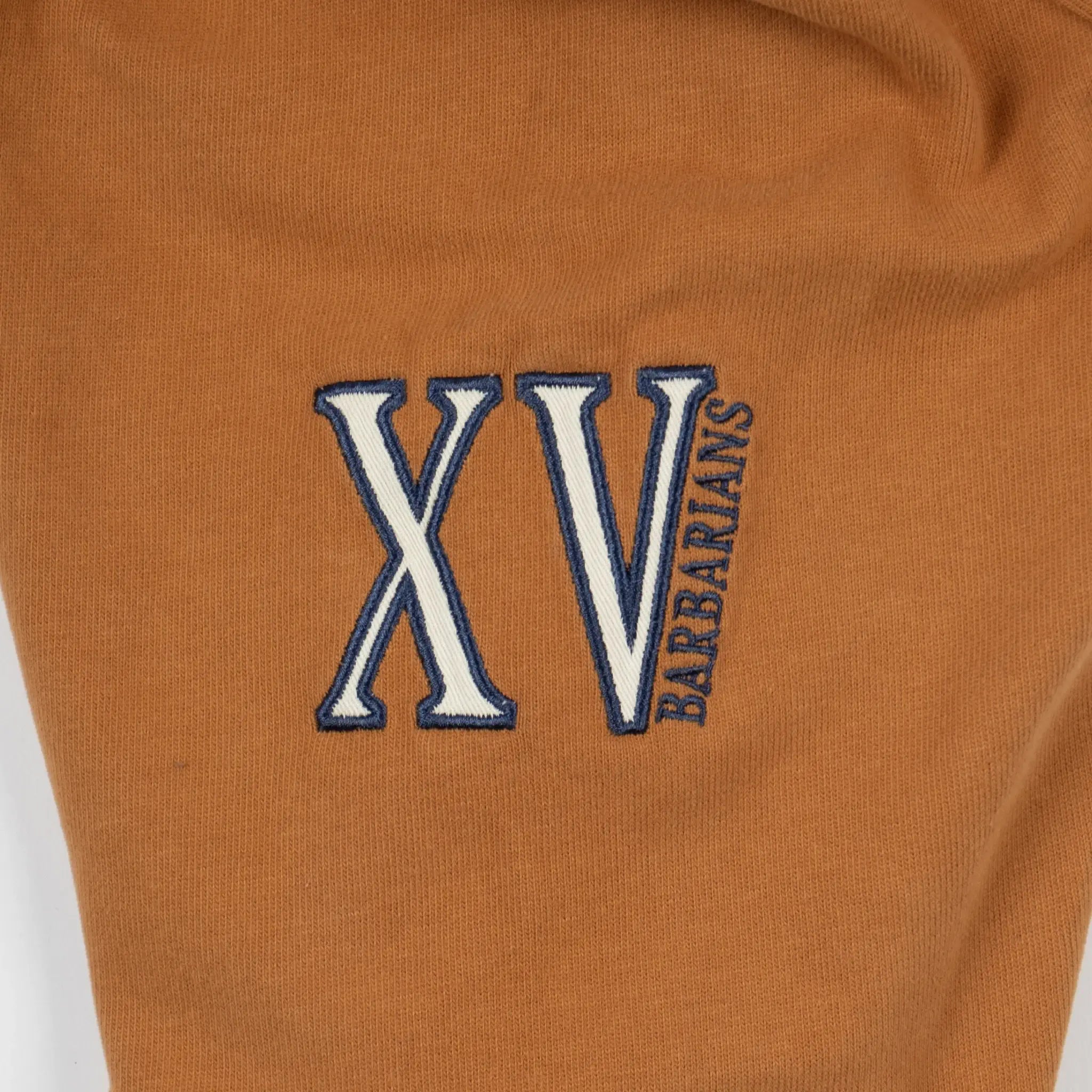 Polo XV Barbarians orange touché peau de pêche BACK TO LEGEND (zoom broderie signature)