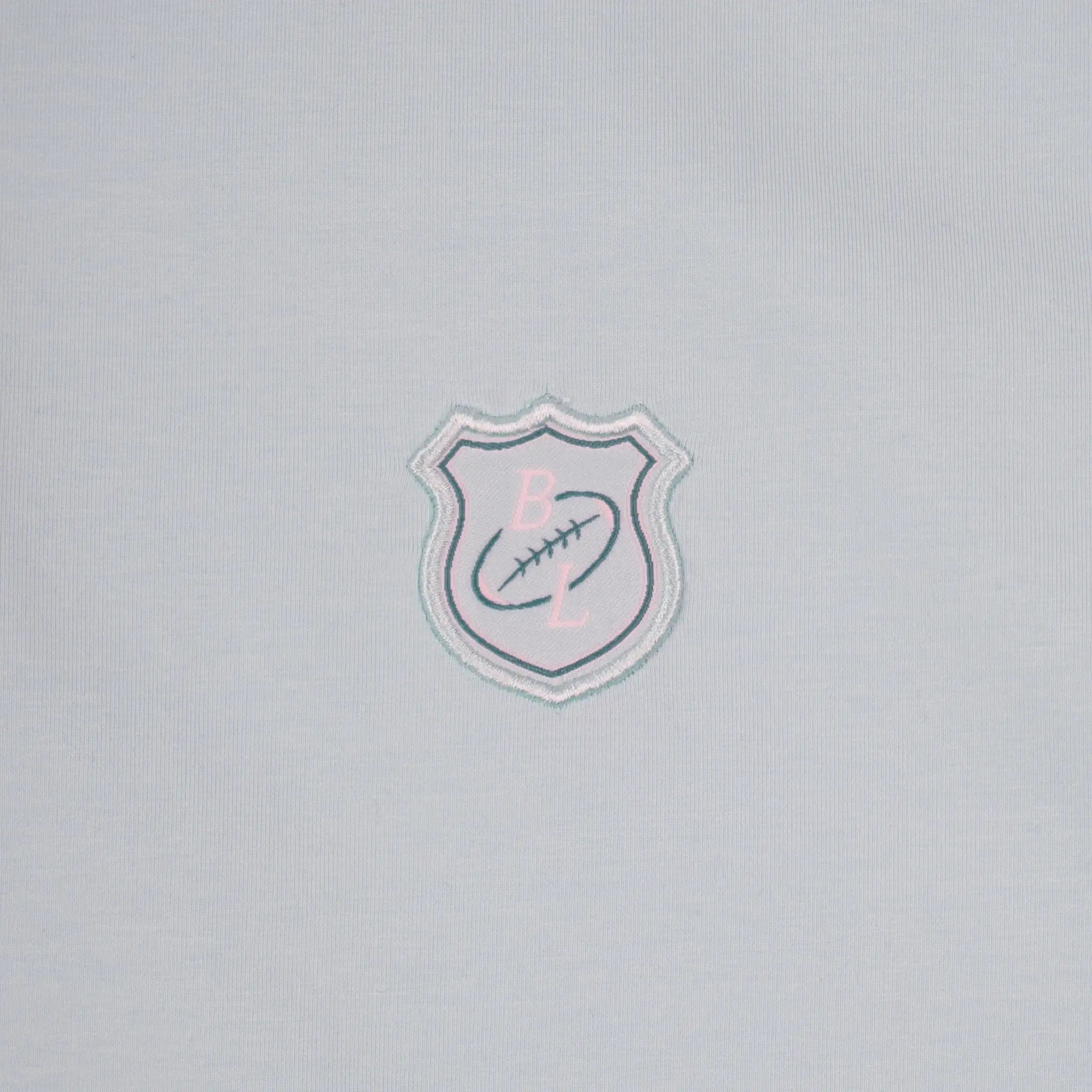 Polo homme bleu ciel à col rayé contrasté et coupe ajustée BACK TO LEGEND (zoom broderie signature)