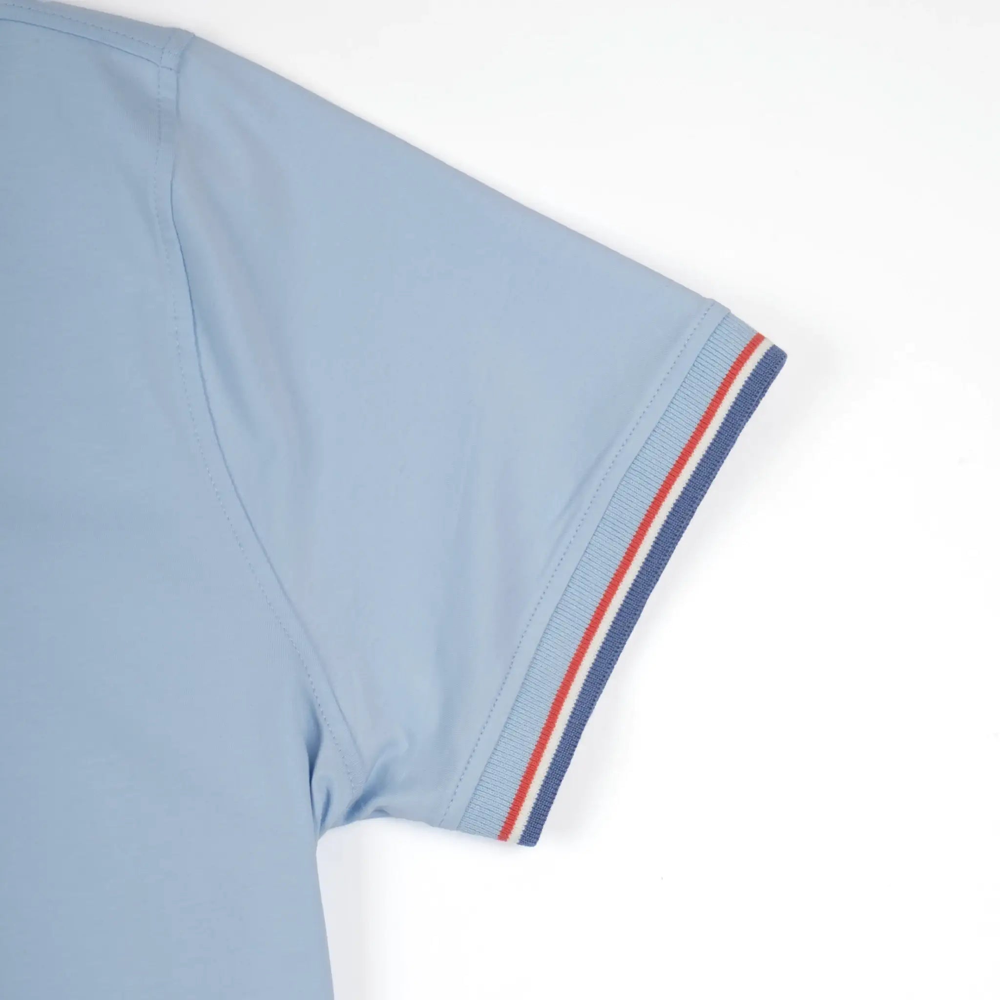 Polo homme bleu ciel à col rayé contrasté et coupe ajustée BACK TO LEGEND (zoom bord de manche)