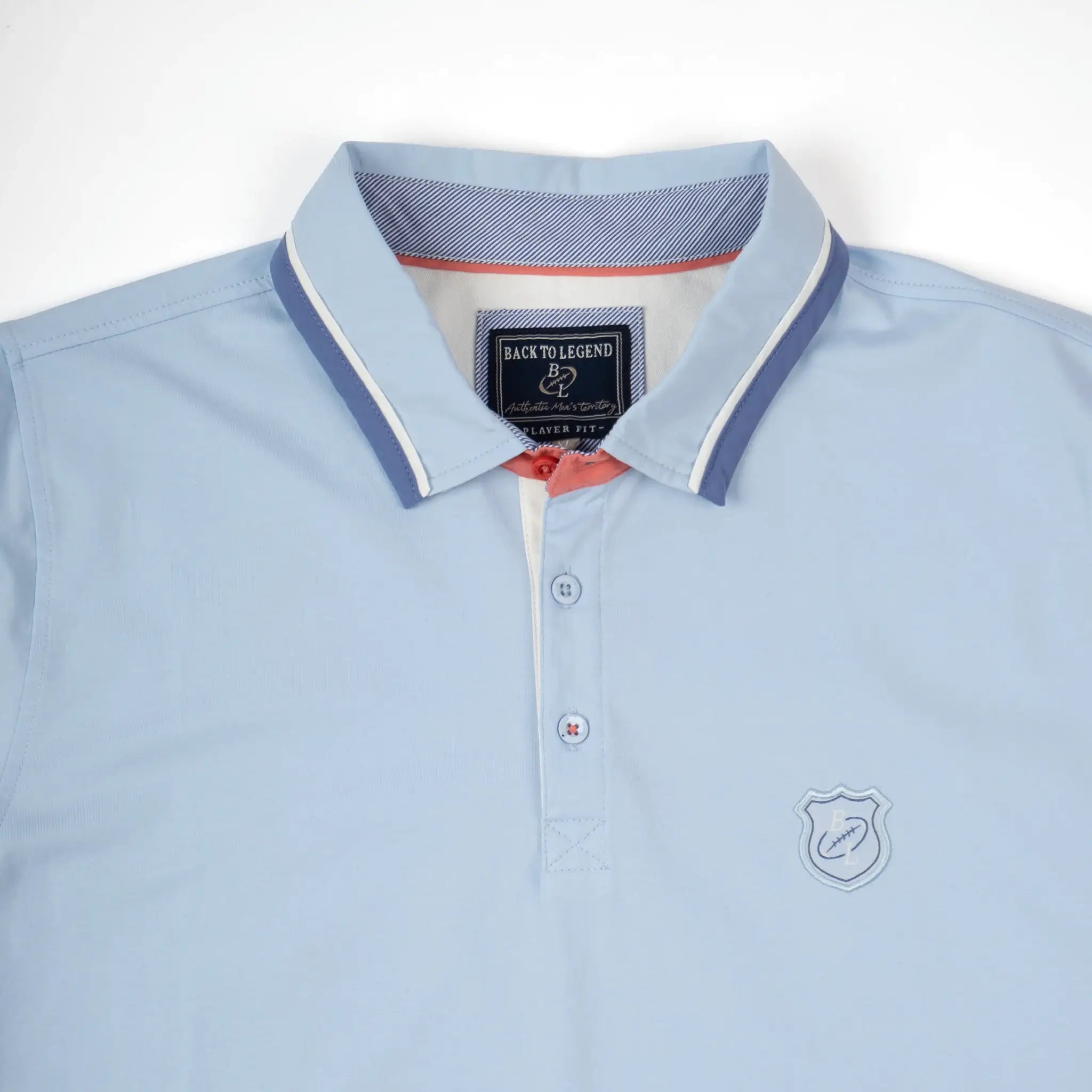 Polo homme bleu ciel à col rayé contrasté et coupe ajustée BACK TO LEGEND (zoom poitrine et col)