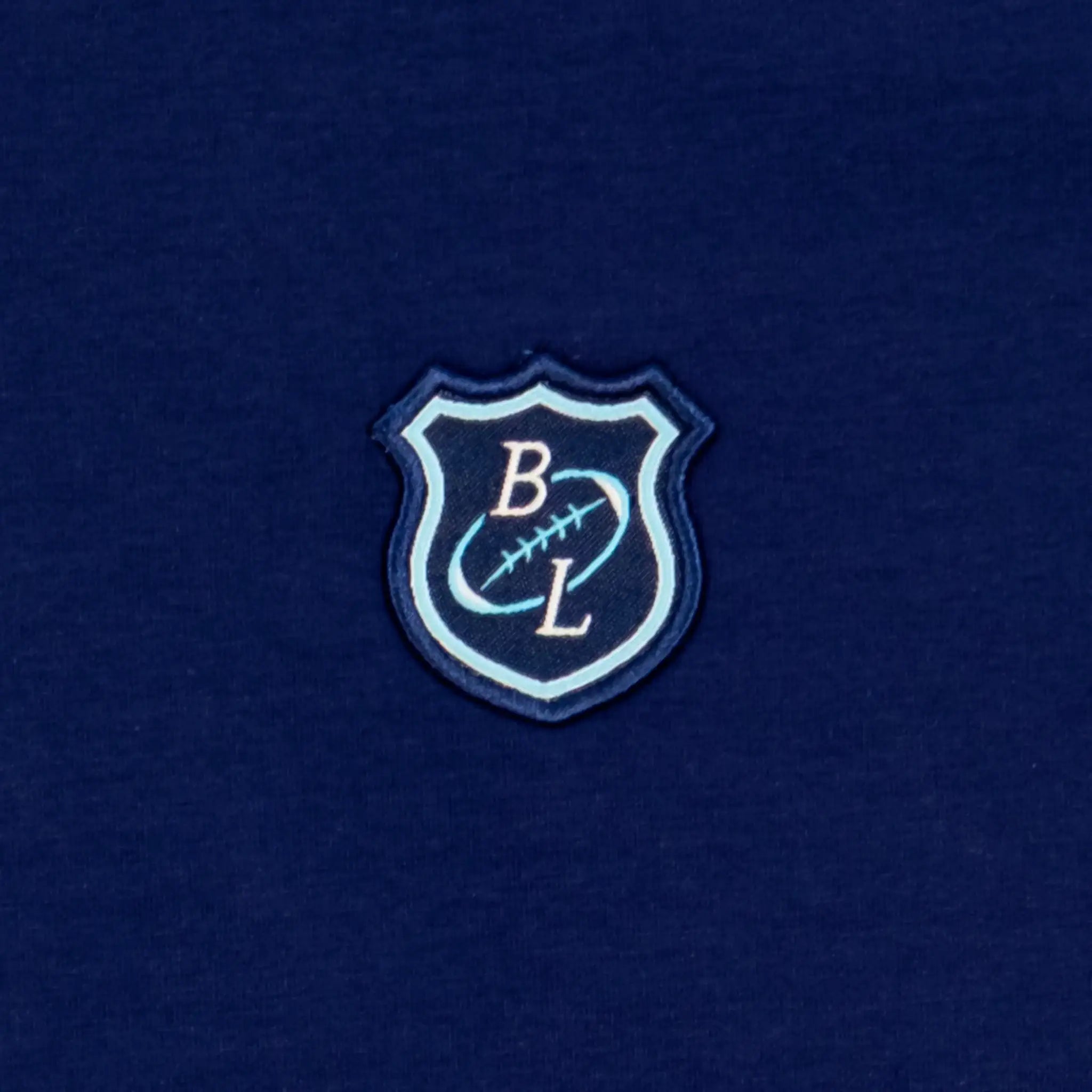 Polo homme bleu à col rayé contrasté et coupe ajustée BACK TO LEGEND (zoom broderie)