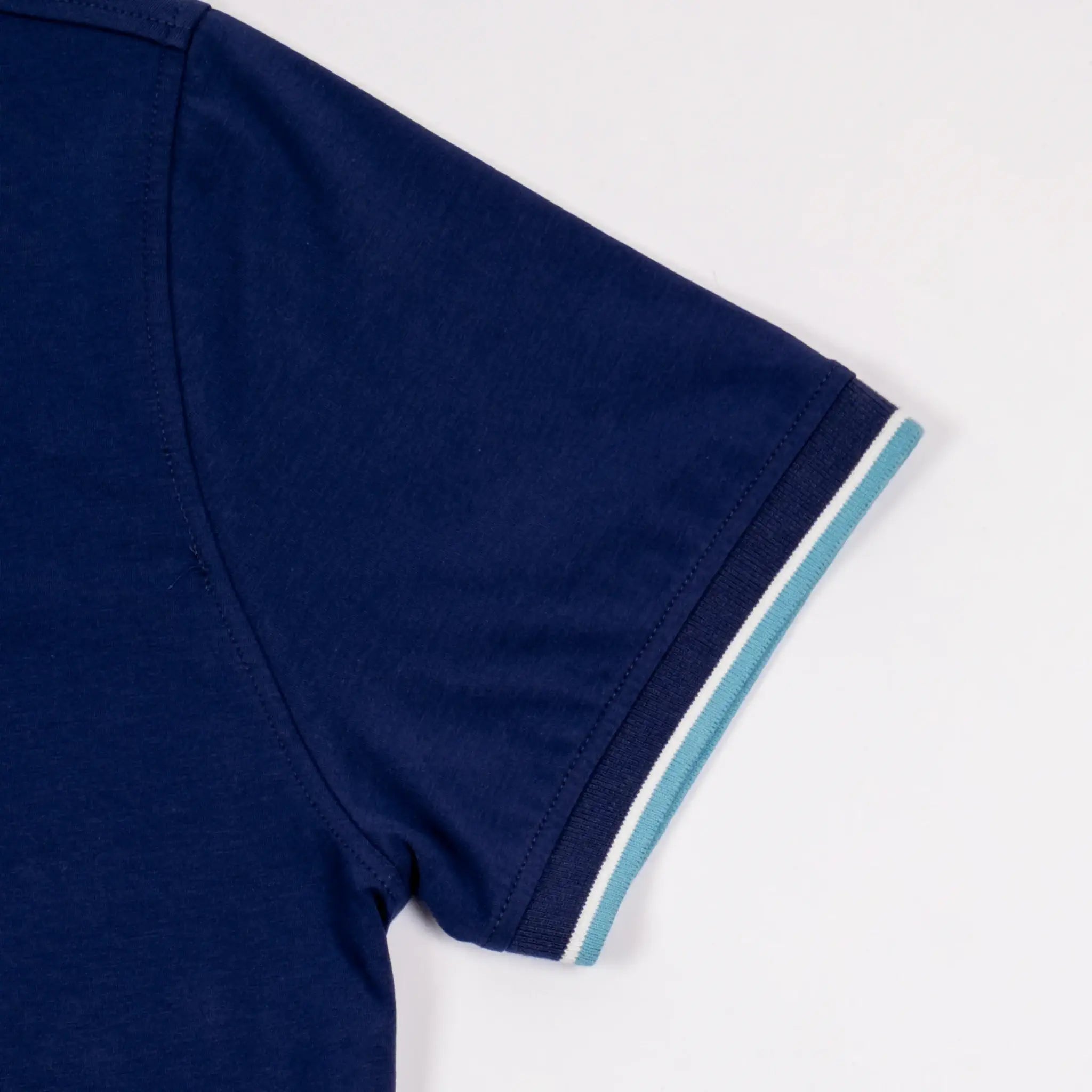 Polo homme bleu à col rayé contrasté et coupe ajustée BACK TO LEGEND (zoom bords de manche)