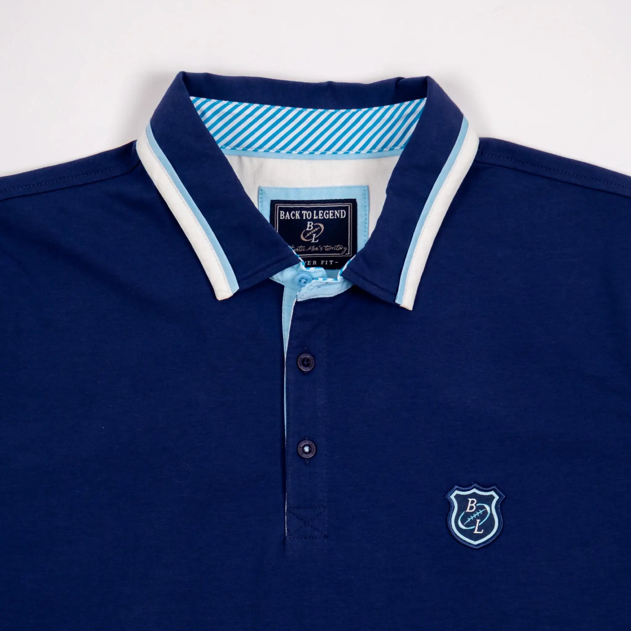 Polo homme bleu à col rayé contrasté et coupe ajustée BACK TO LEGEND (zoom poitrine et col)