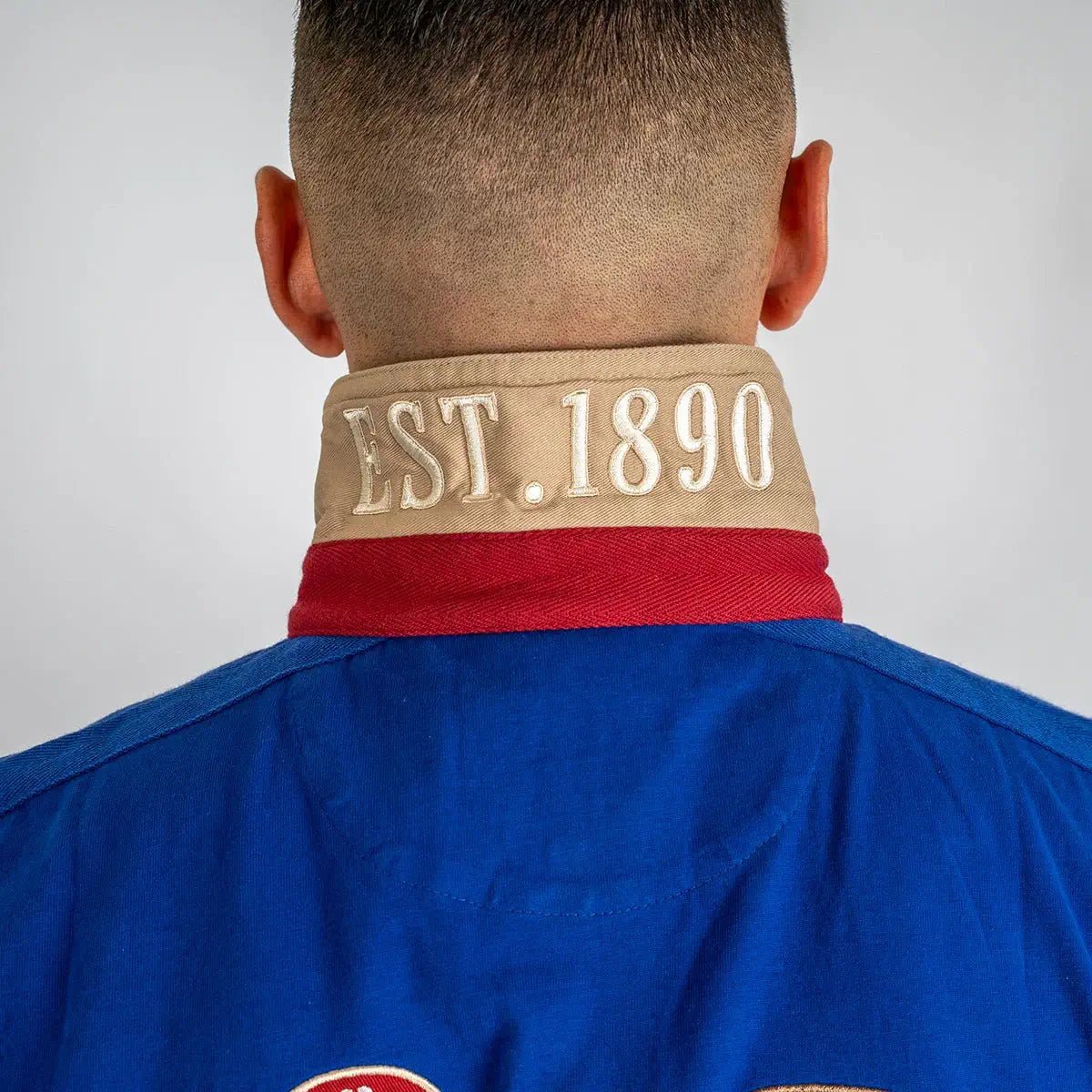 Polo bleu marine Barbarians multi-badge (zoom sur le col)