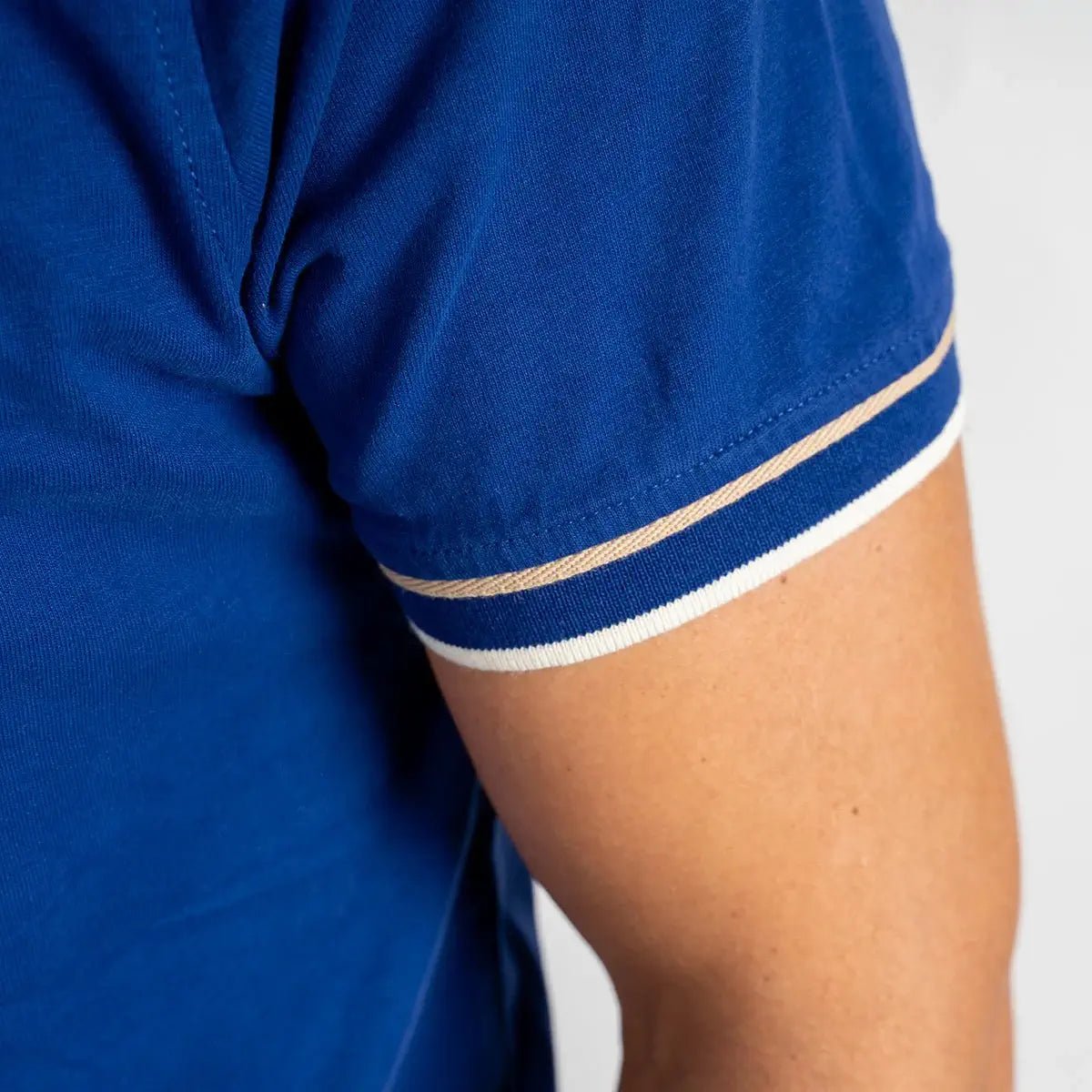 Polo bleu marine Barbarians multi-badge (zoom sur la manche)