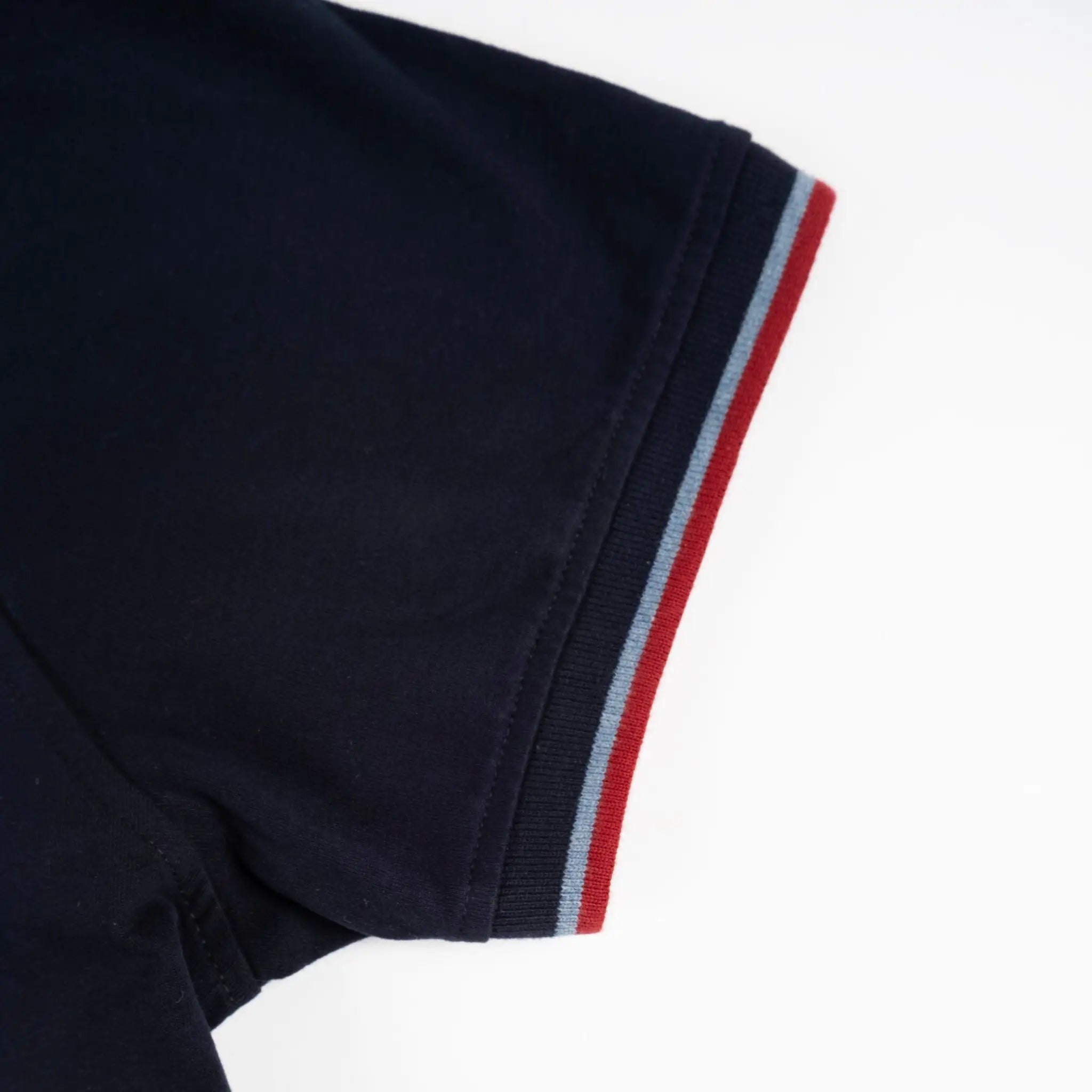 Polo homme BACK TO LEGEND bleu marine toucher peau de pêche (zoom bord de manche rayé)