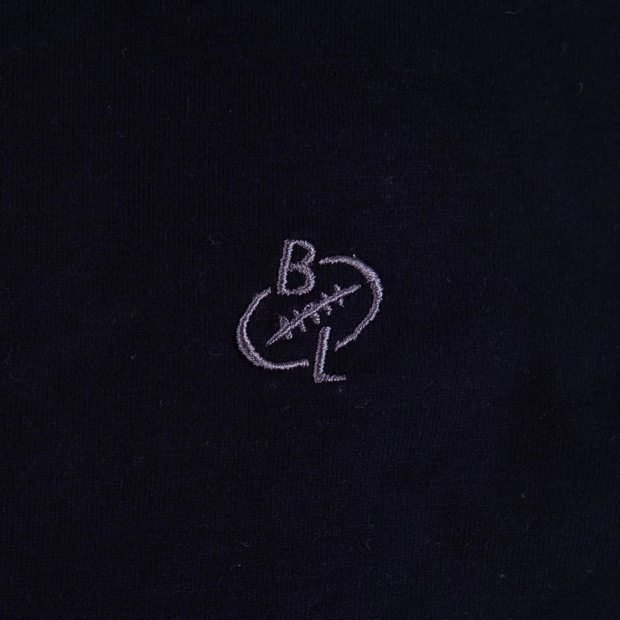 Polo homme BACK TO LEGEND bleu marine toucher peau de pêche (zoom broderie signature)