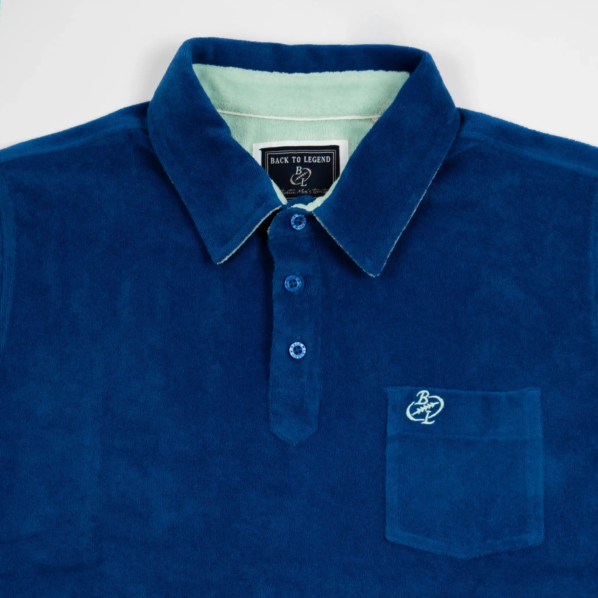 Polo bleu roi en tissu éponge pour homme BACK to LEGEND (zoom poche poitrine et col)