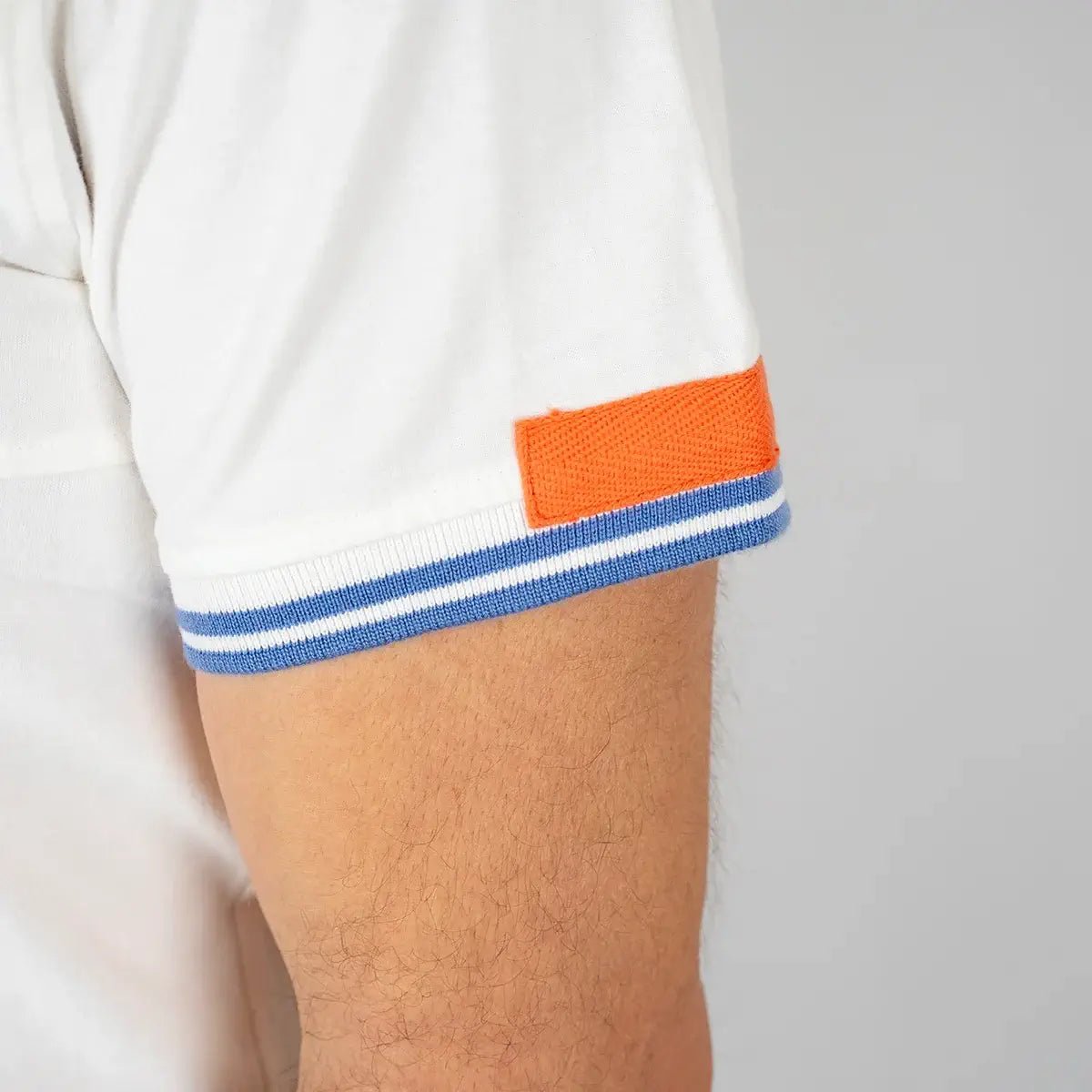 Polo blanc n°9 en coton jersey peau de pêche BACK to LEGEND (zoom manche)