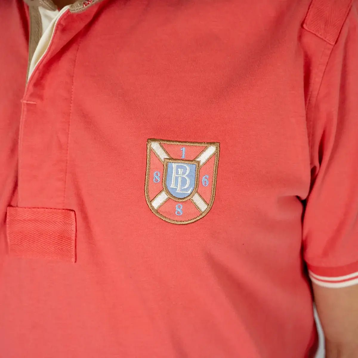 Polo homme rose en jersey peau de pêche BACK to LEGEND (zoom badge poitrine)