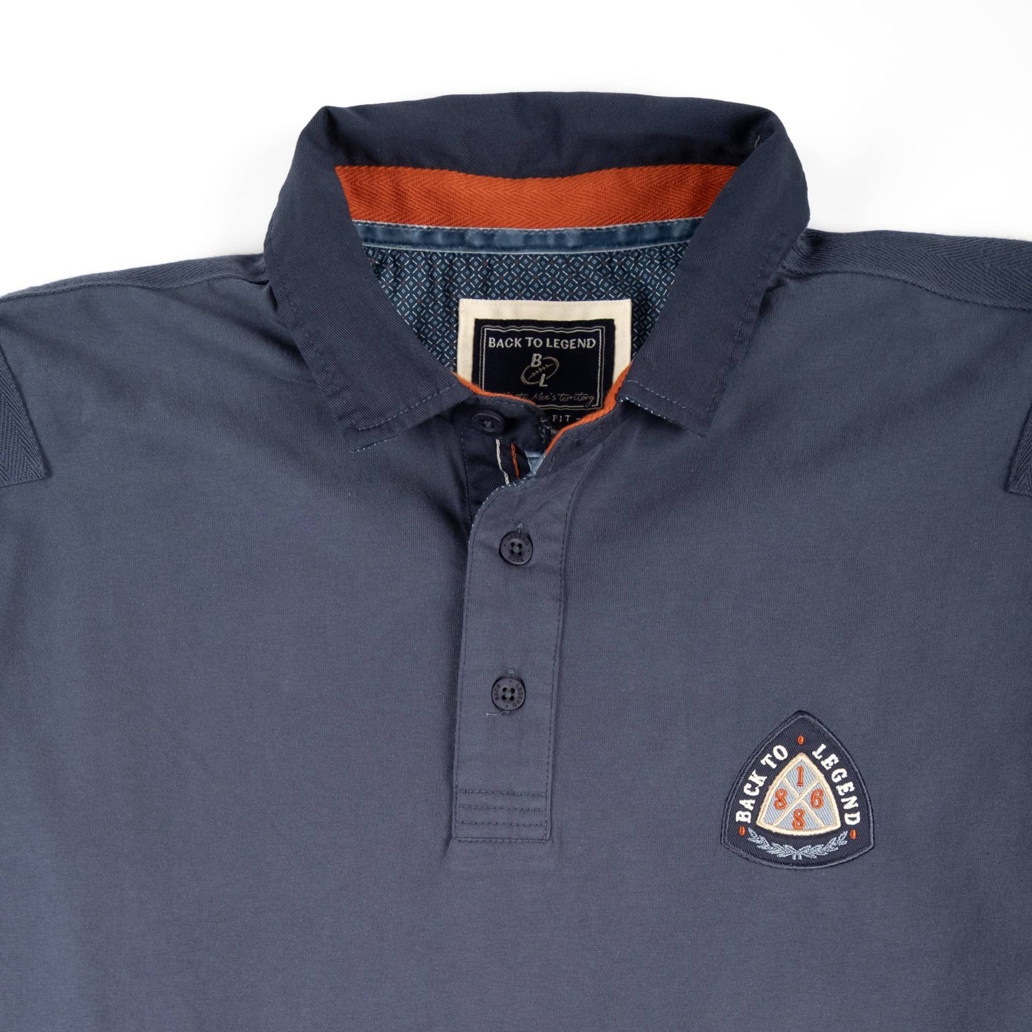 Polo homme BACK TO LEGEND à manches longues bleu et coudières ton sur ton (zoom poitrine et col)